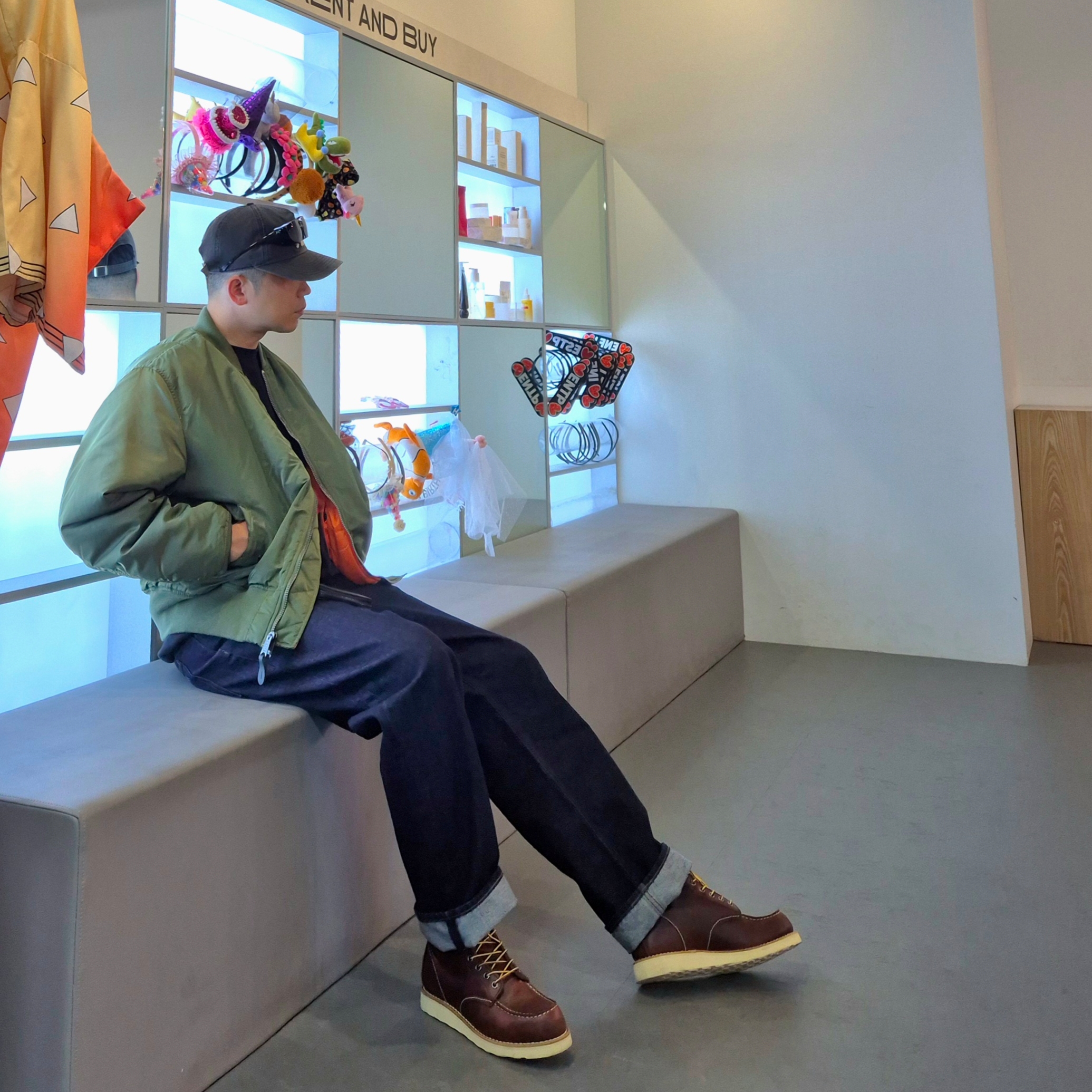 Uniqlo x JW Anderson Straight Jean Blue - KR, ALPHA INDUSTRIES MA-1 Flight Jacket Sage 착용 스타일 - 1