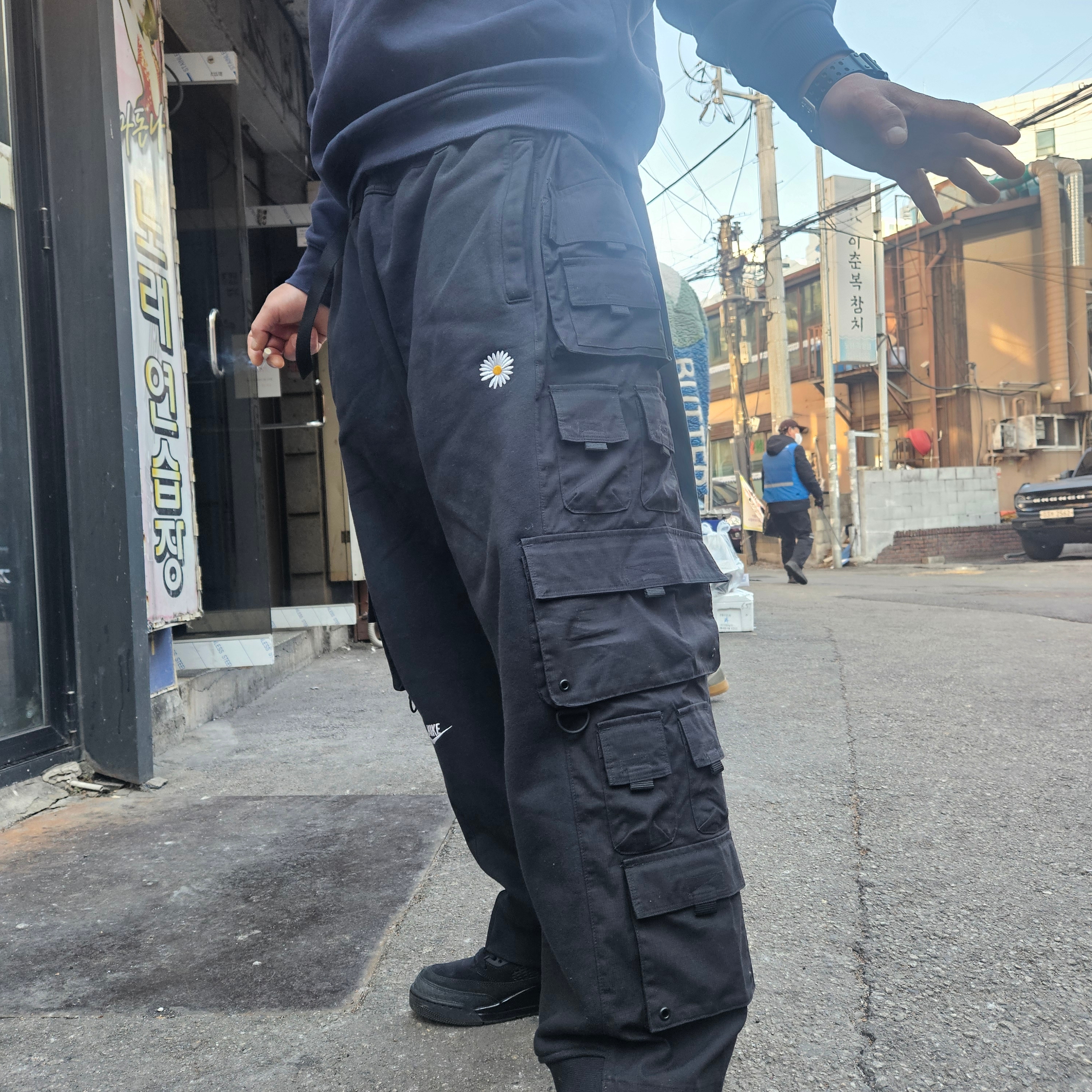Nike x Peaceminusone Wide Pants Black (DR0096-010) 착용 스타일 - 2