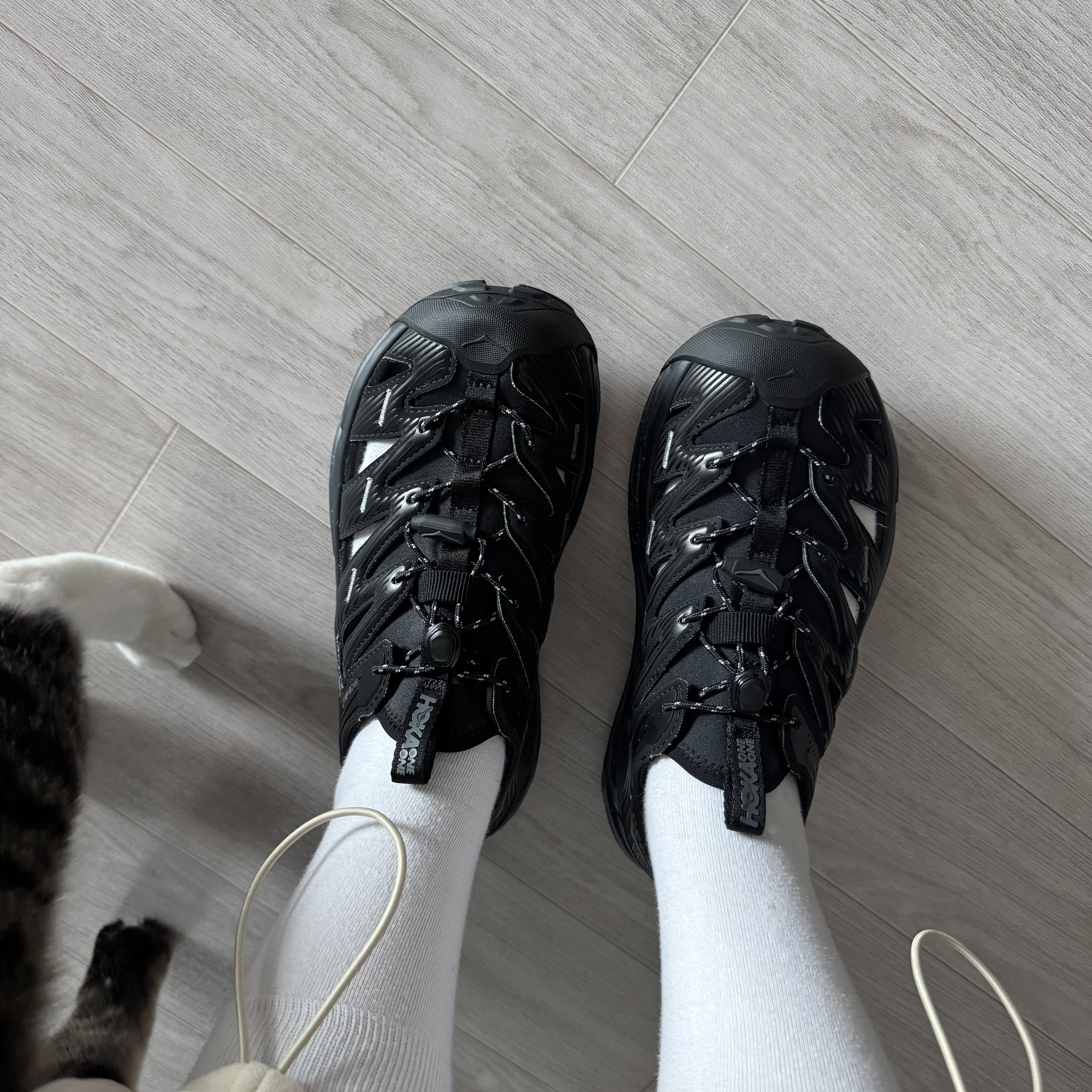 Hoka Hopara Black Castle Rock 착용 스타일