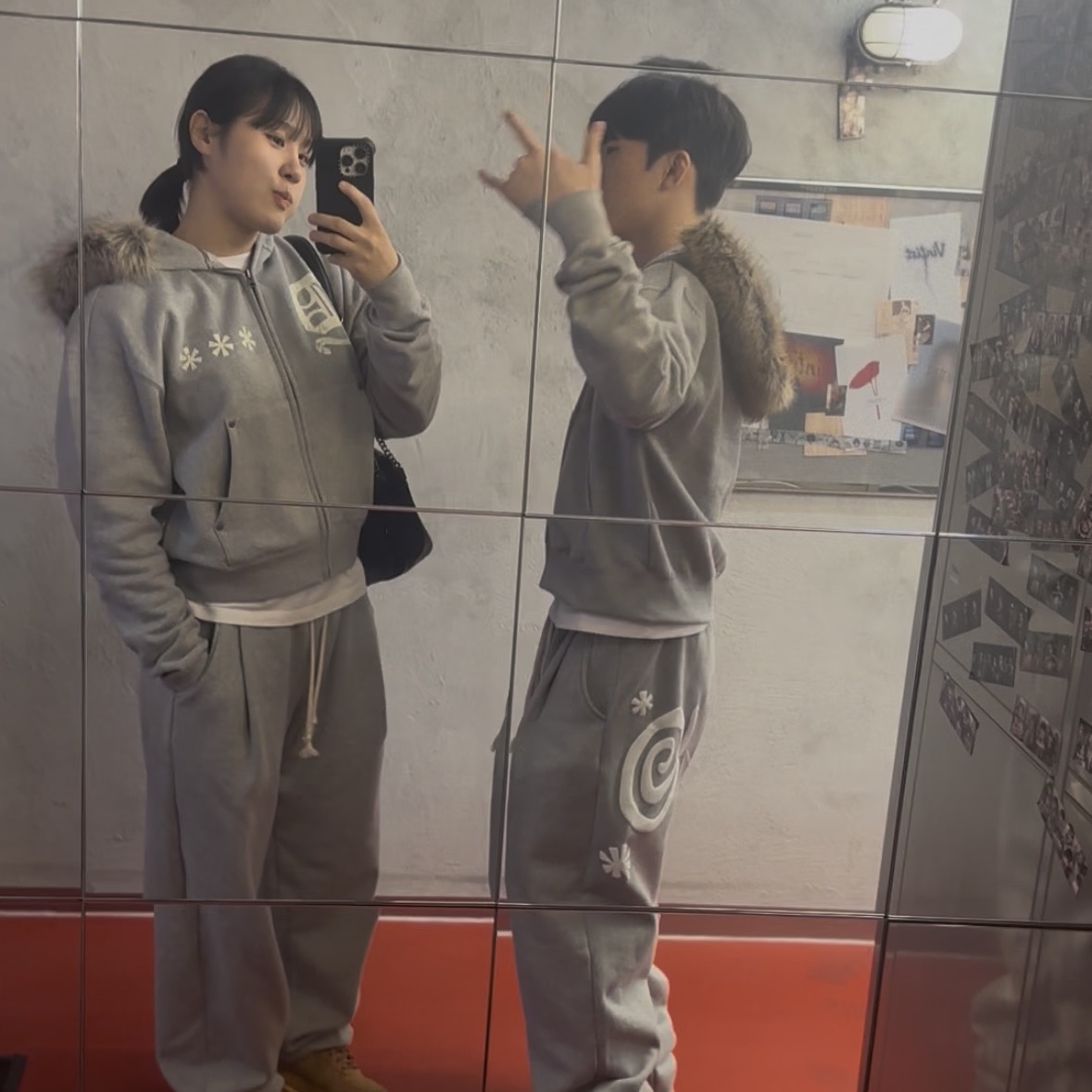 AMOU Fur Hoodie Zip Up Gray, AMOU Molly One Tuck Sweat Pants Gray 착용 스타일 - 2