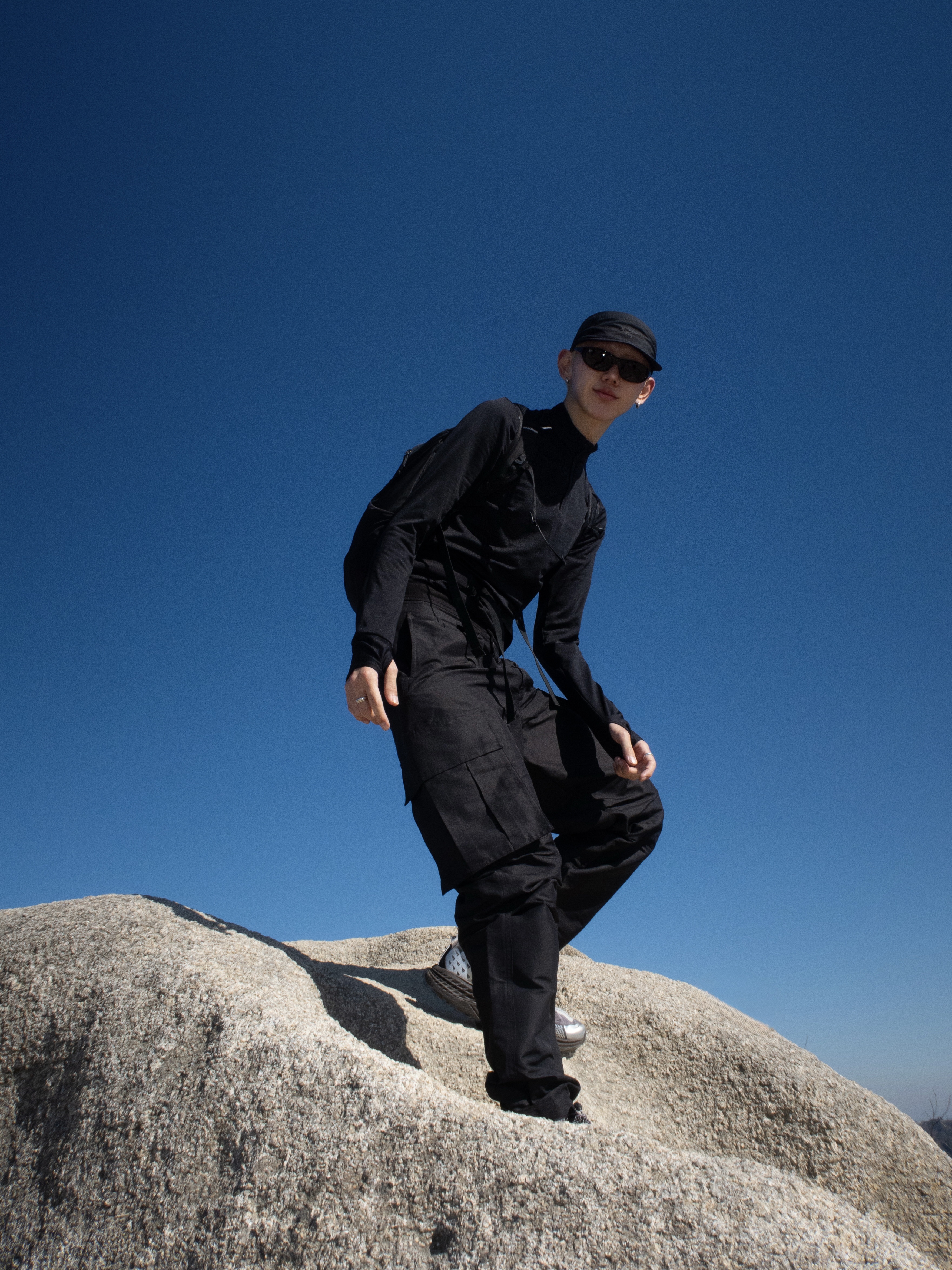 Hoka x Unna Speedgoat 2 Astral Galaxy, Arc'teryx Norvan Regular Brim Hat Black 착용 스타일 - 1