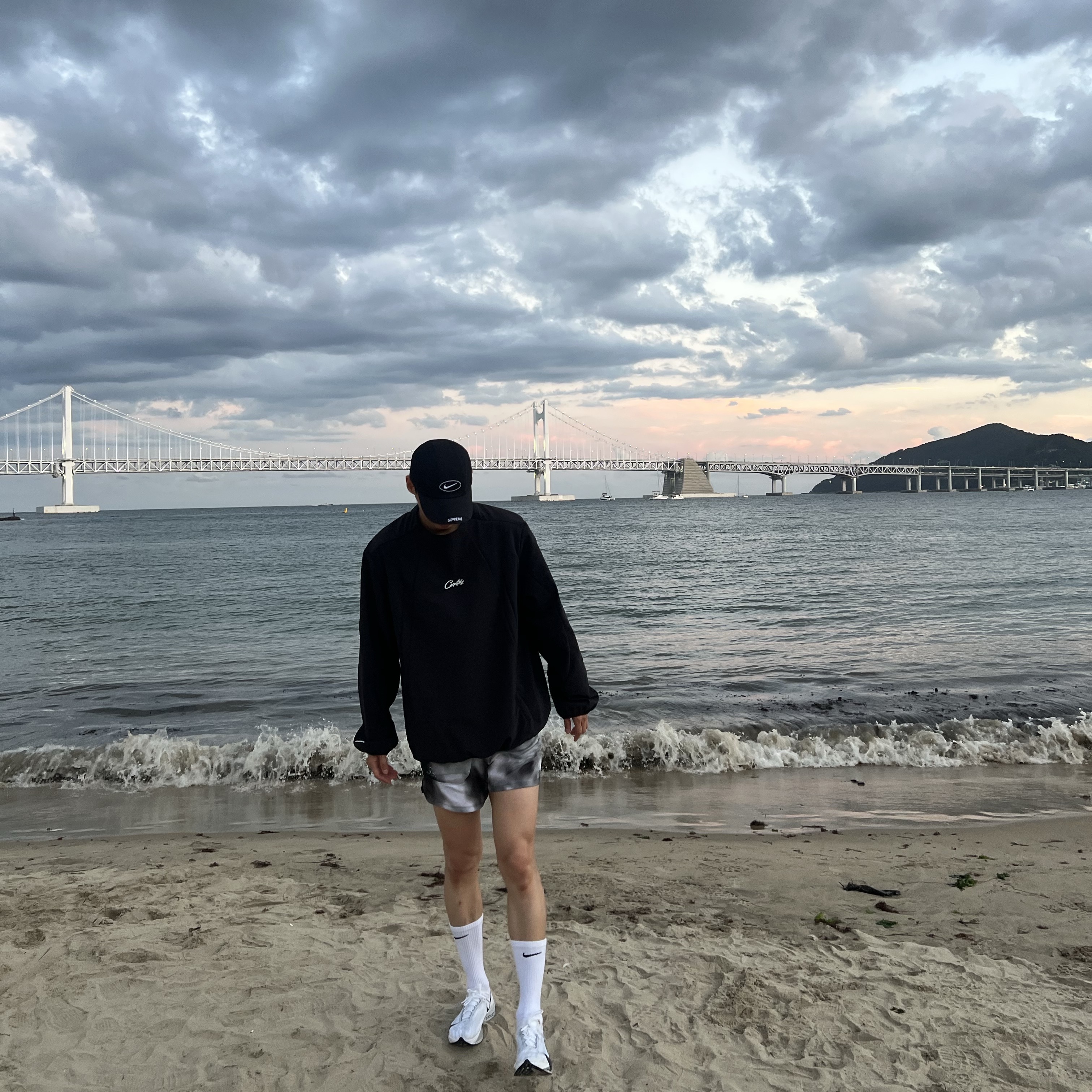 Nike x Stussy Everyday Plus Cushioned Crew Socks White (3 Pack), Supreme x Nike Running Hat Black - 25SS 착용 스타일 - 6