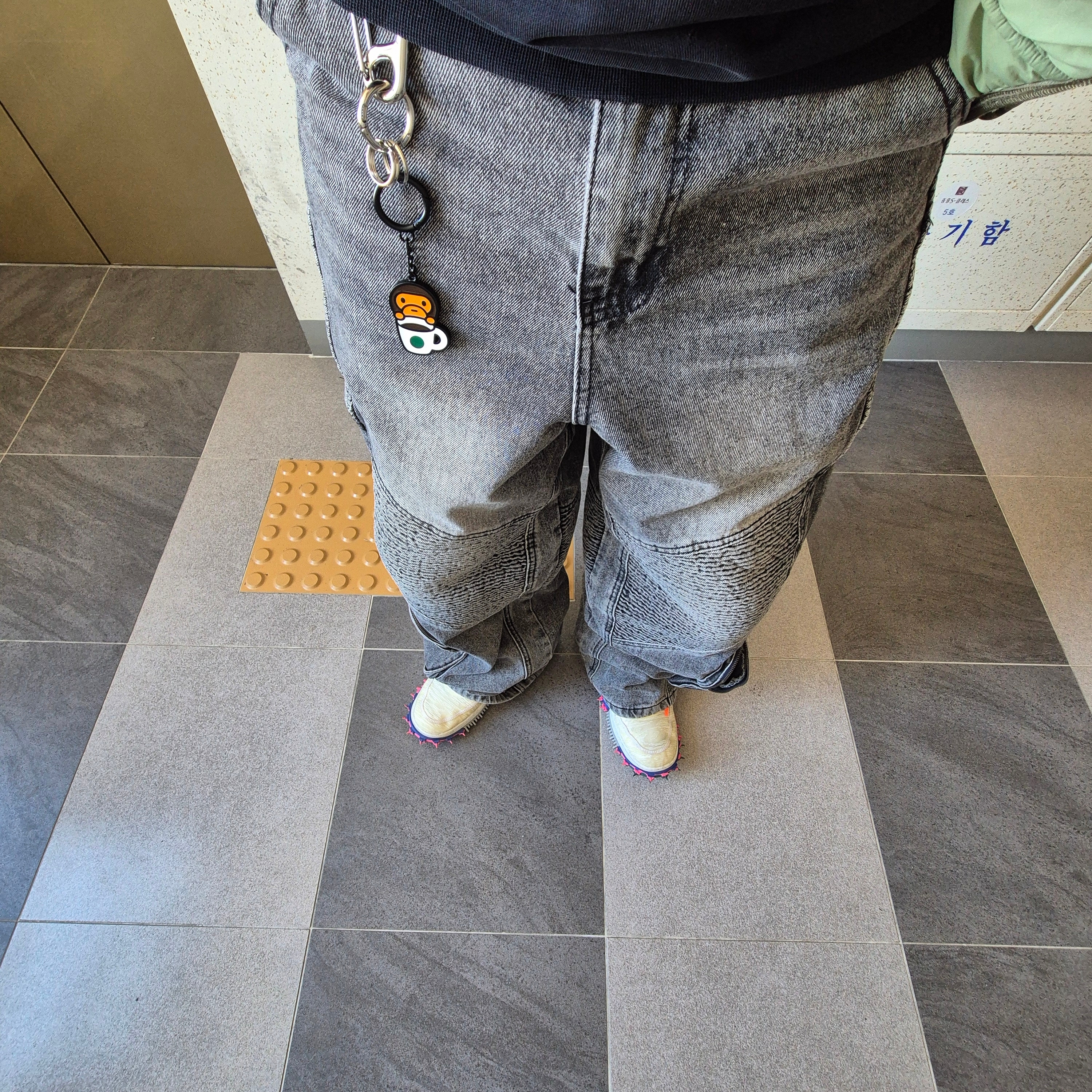 Starbucks x BAPE Baby Milo Keychain 착용 스타일