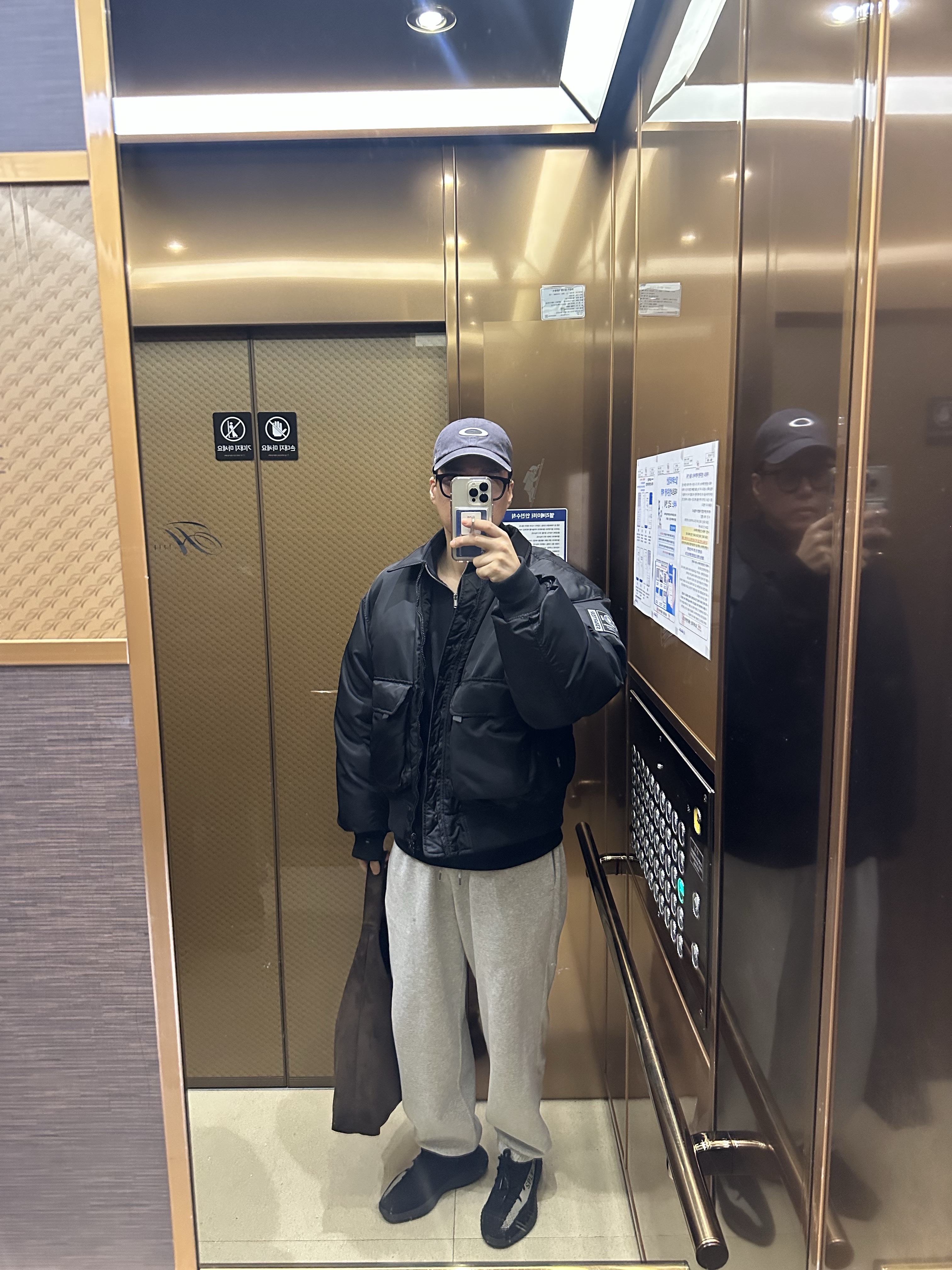 Oakley Remix Dad Hat Blackout, Adidas Yeezy Boost 350 V2 Core Black White 2022 착용 스타일