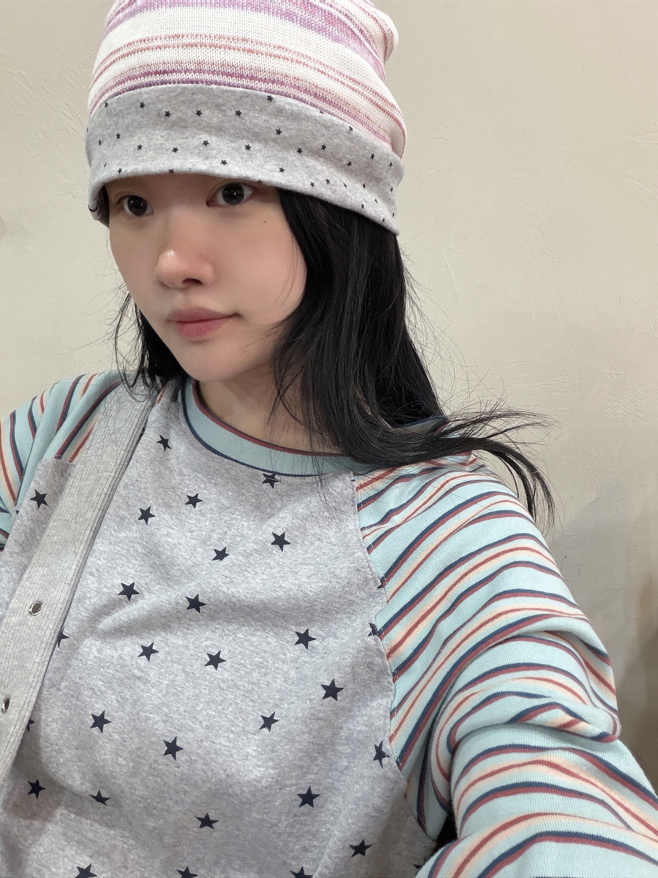 CAVISH Twin Star Striped Beanie Pink, CAVISH Striped Star Raglan LS Tee Grey 착용 스타일 - 1