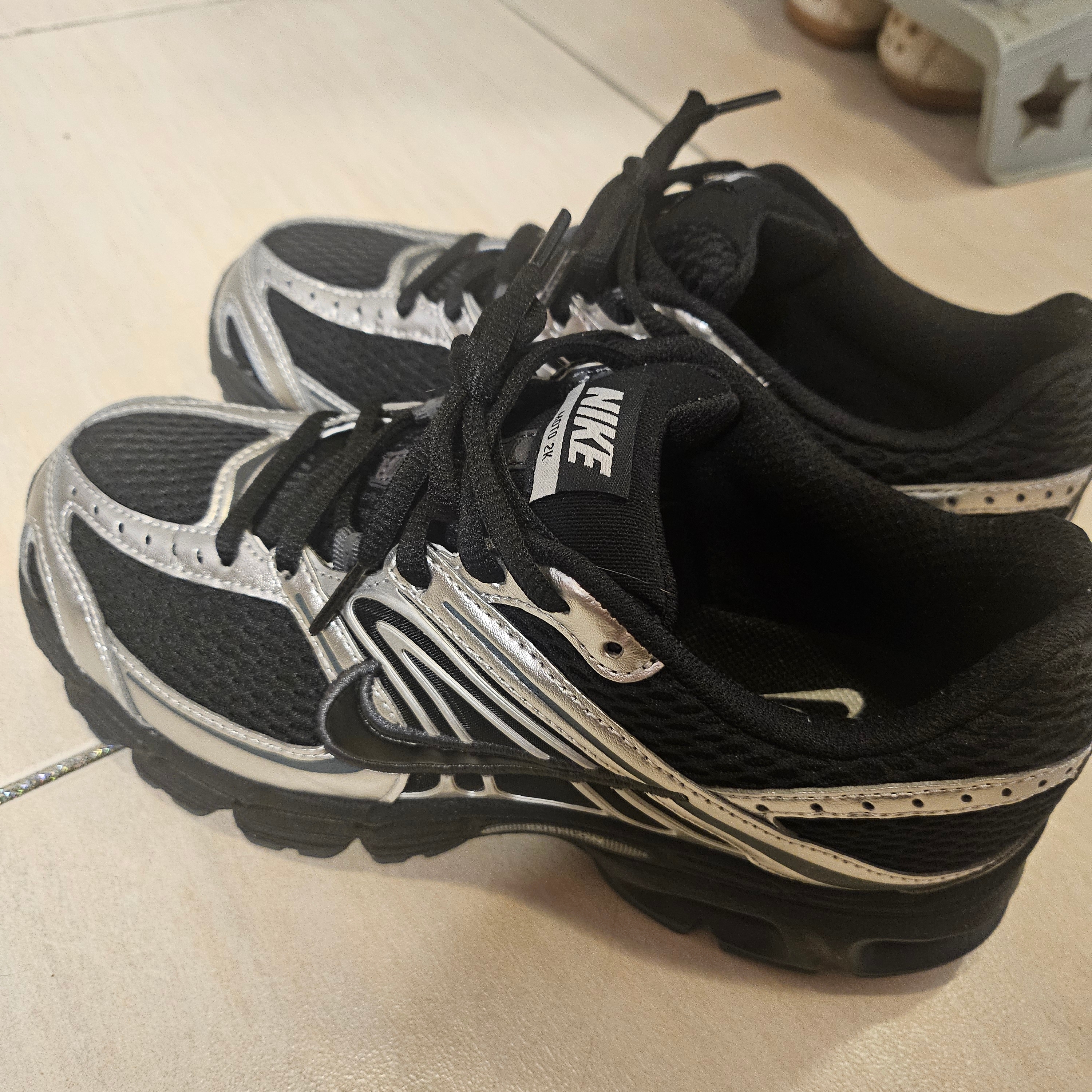 (W) Nike Air Max Moto 2K Black Metallic Silver 착용 스타일 - 2