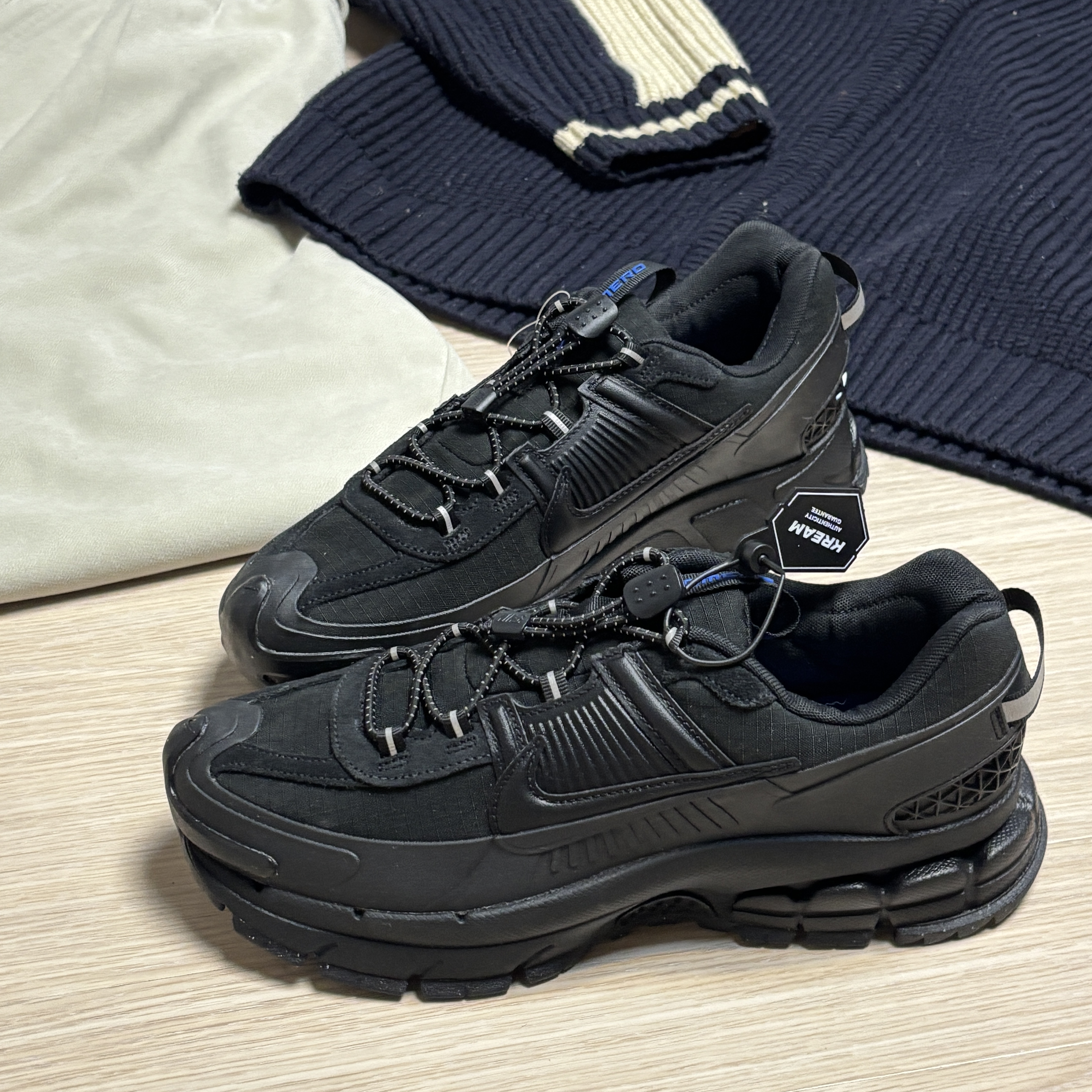 Nike Zoom Vomero Roam Black Racer Blue 착용 스타일 - 1