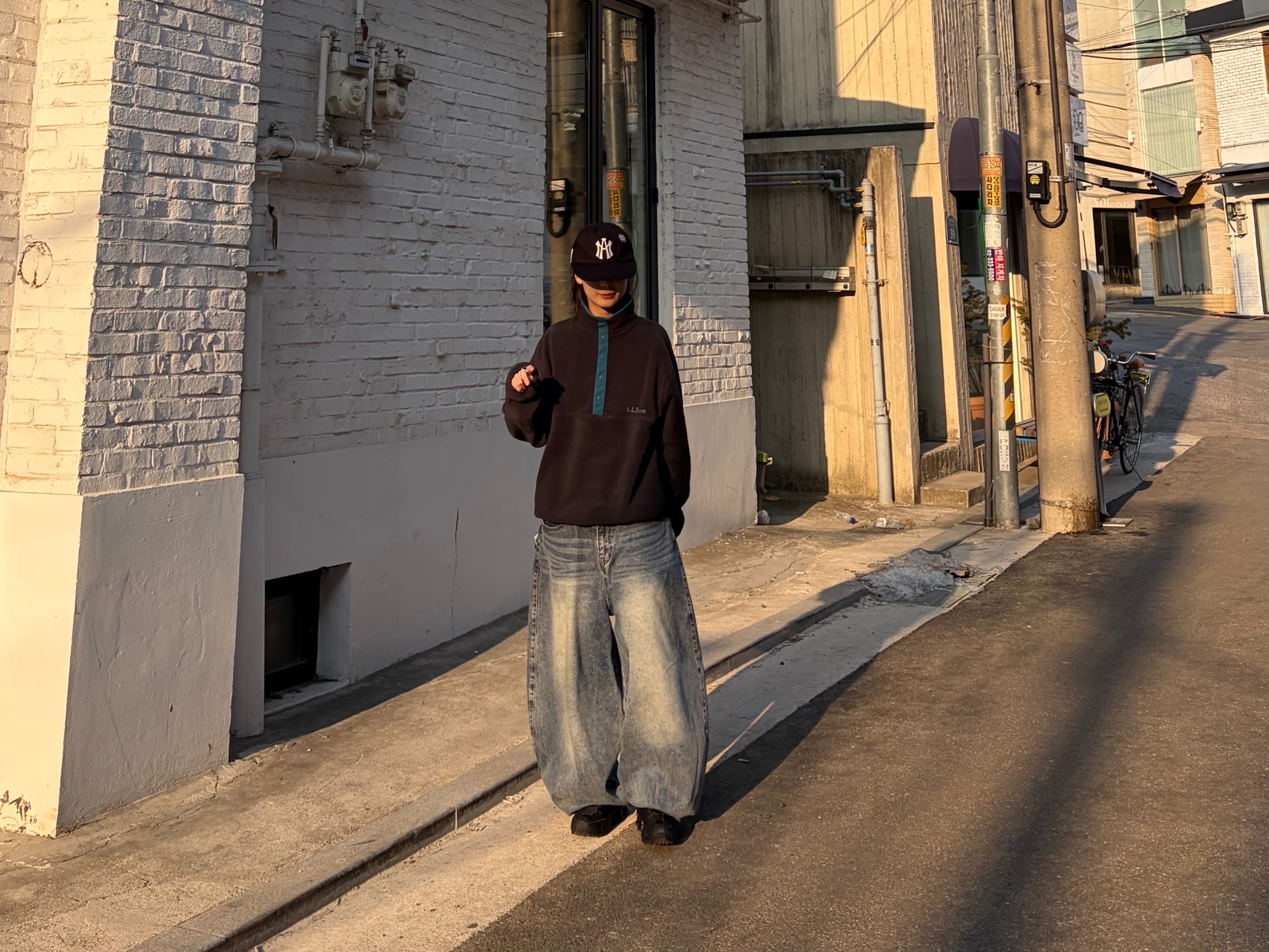 Aftermath Atm Logo Ball Cap Black, L.L.Bean Classic Fleece Pullover Regular Charcoal Heather 착용 스타일 - 2