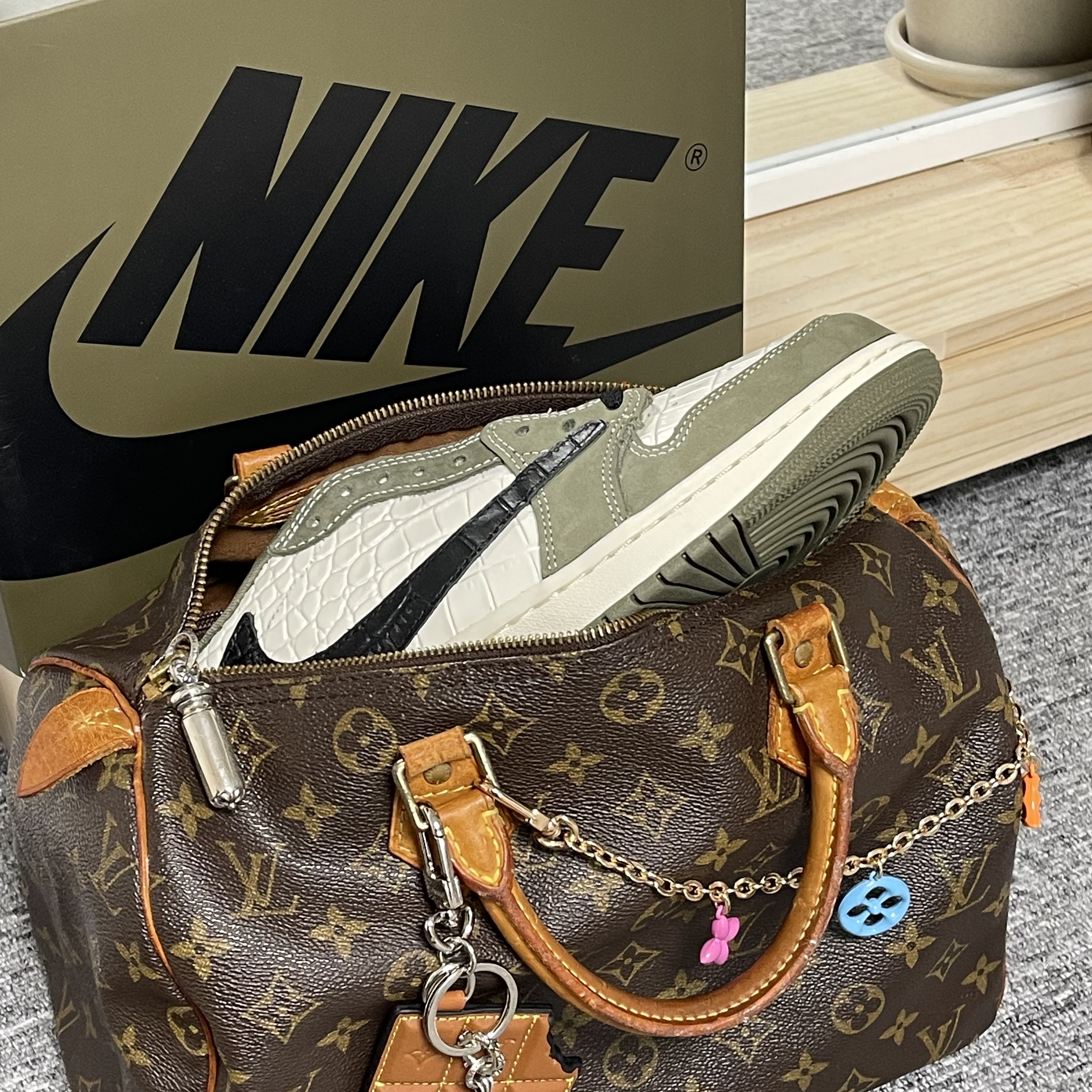 Jordan 1 Retro Low OG Medium Olive and Summit White 착용 스타일 - 5