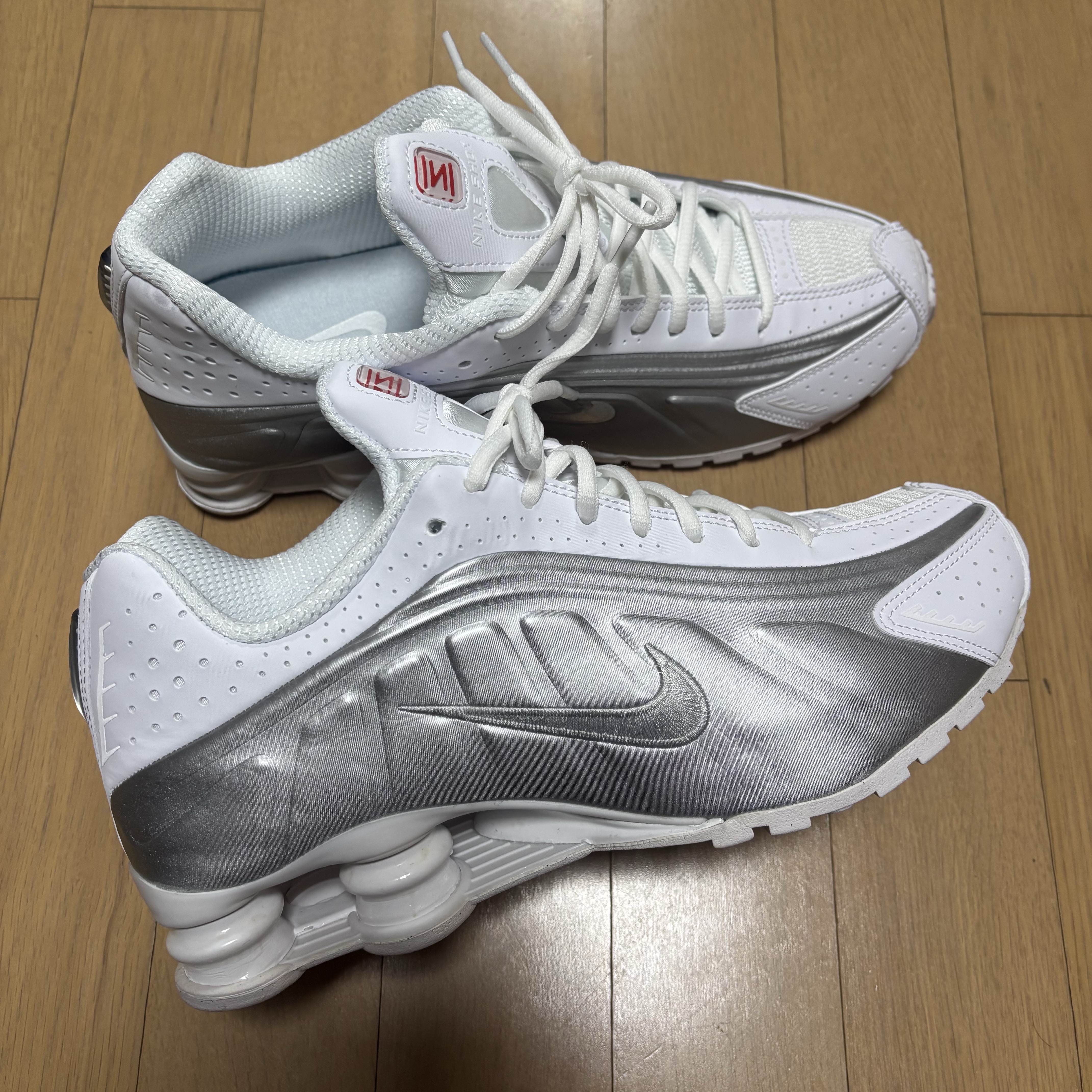 Nike Shox R4 White Bright Crimson 착용 스타일 - 3