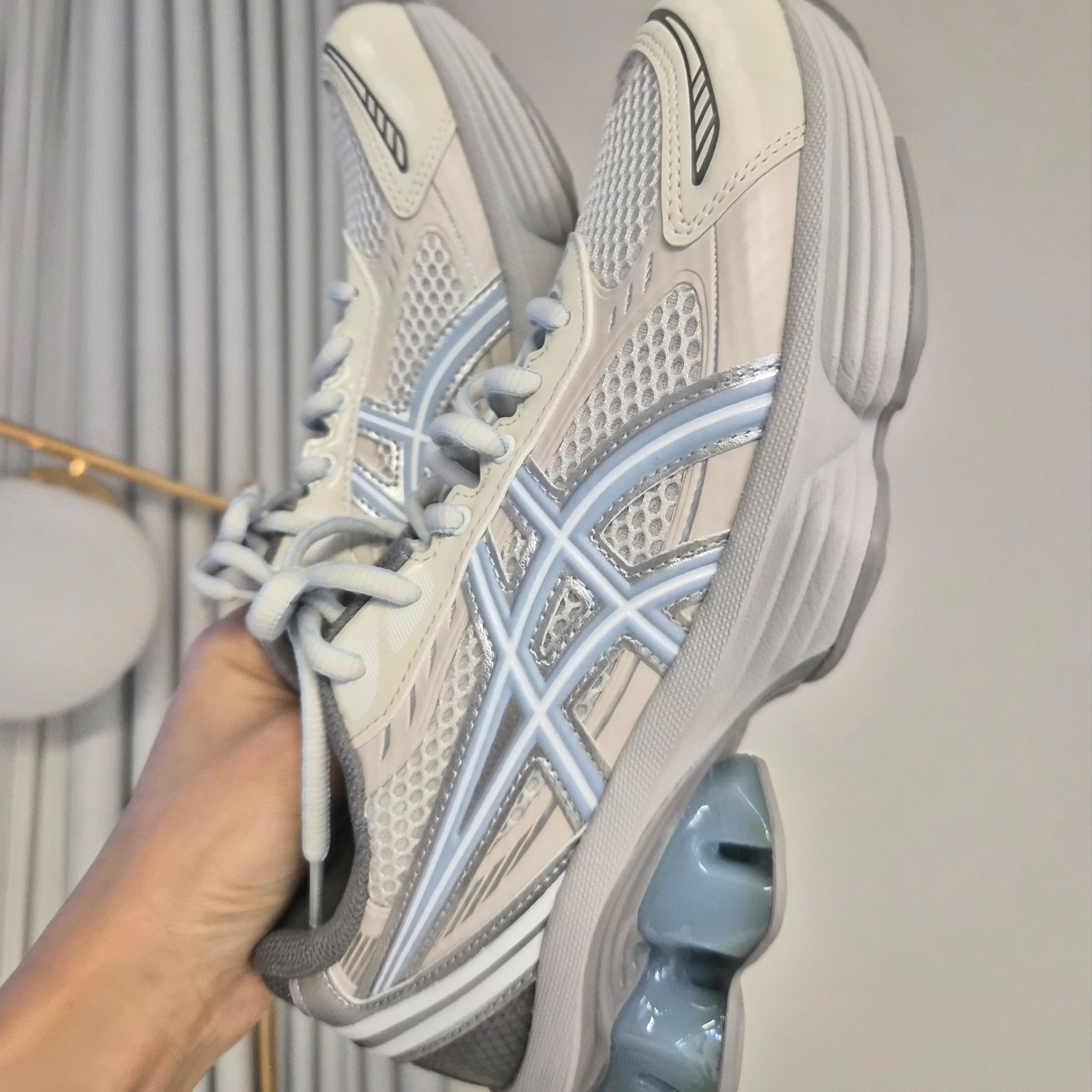 Asics x Emmi Gel-Kinetic Fluent Cream Soft Sky 착용 스타일 - 2