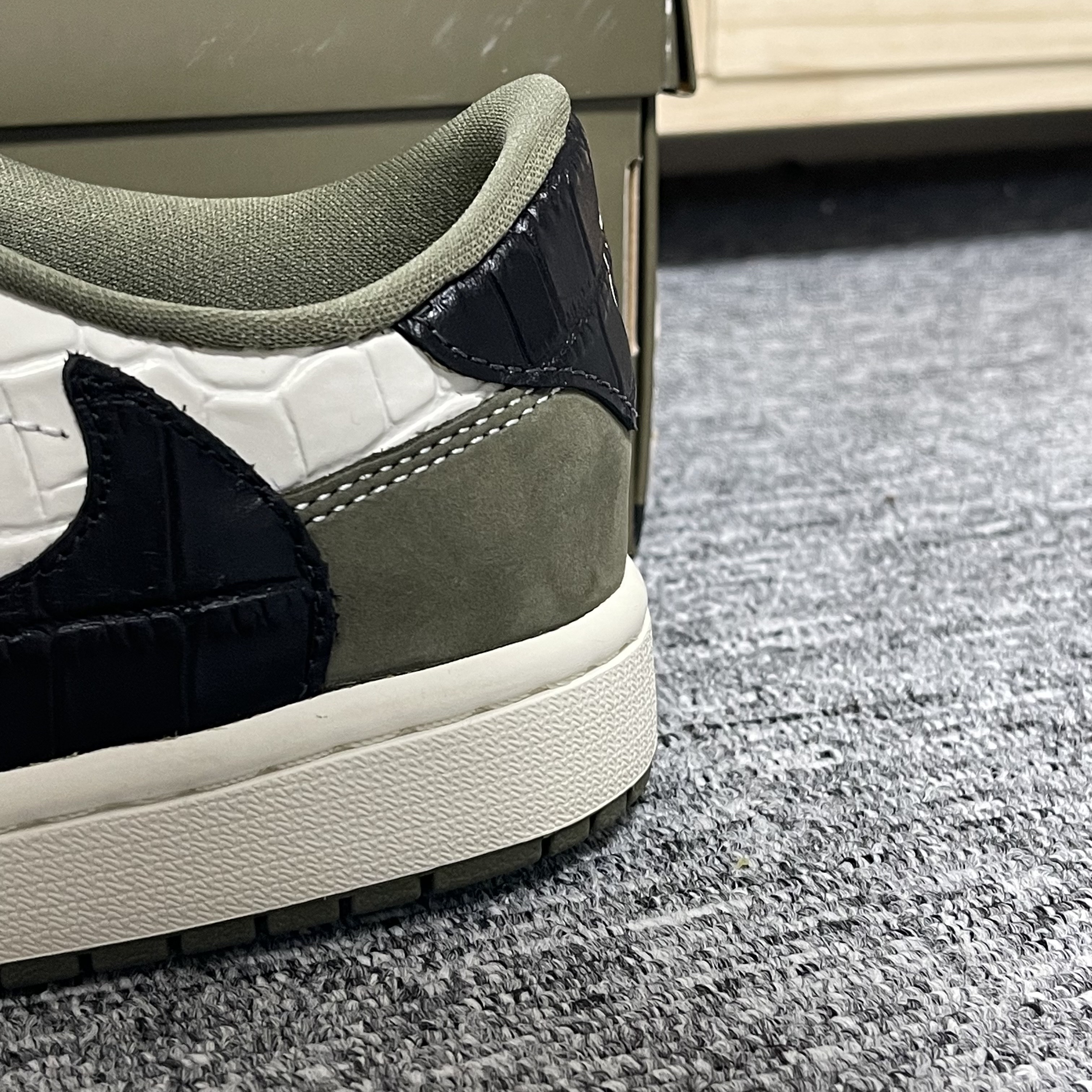 Jordan 1 Retro Low OG Medium Olive and Summit White 착용 스타일 - 4