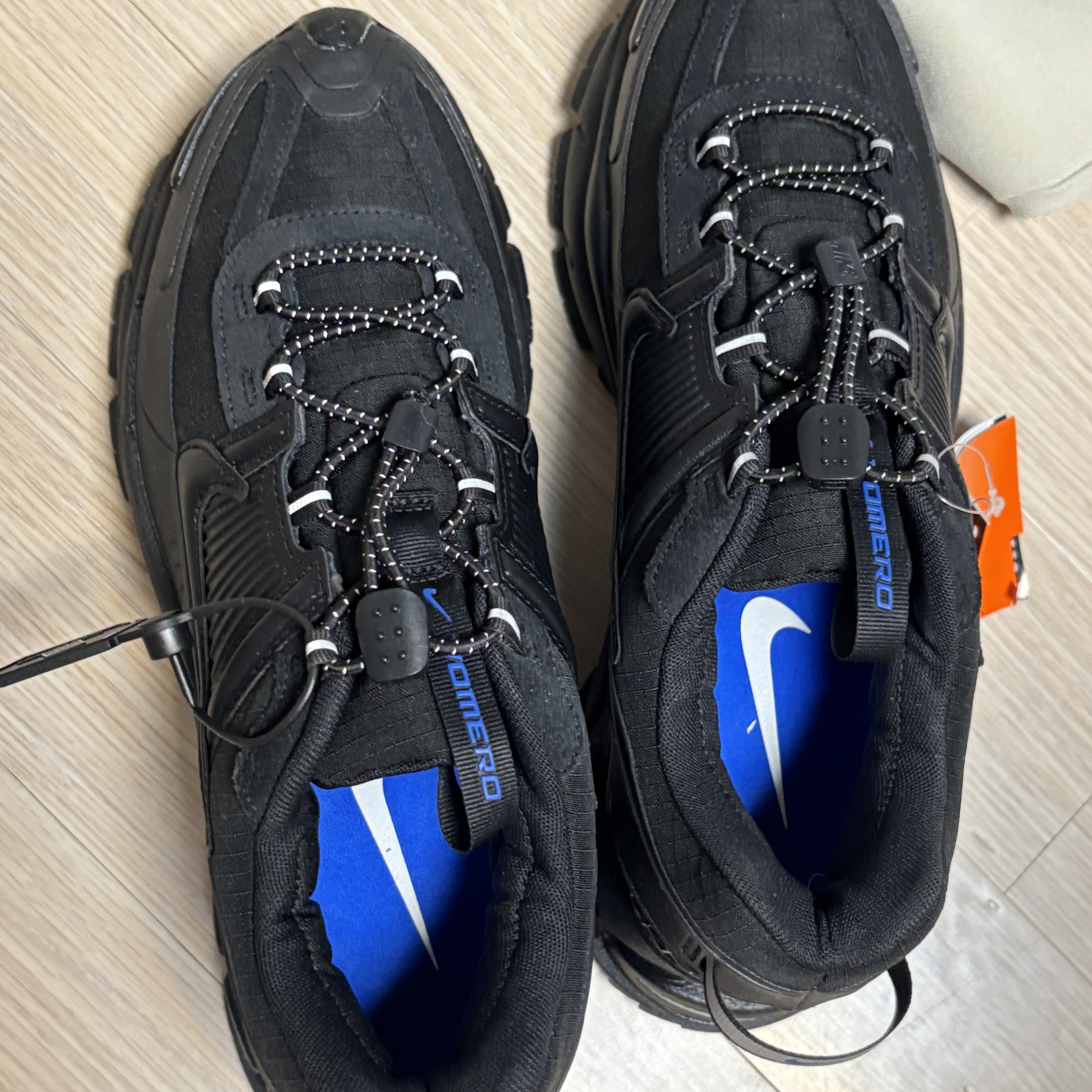 Nike Zoom Vomero Roam Black Racer Blue 착용 스타일 - 4