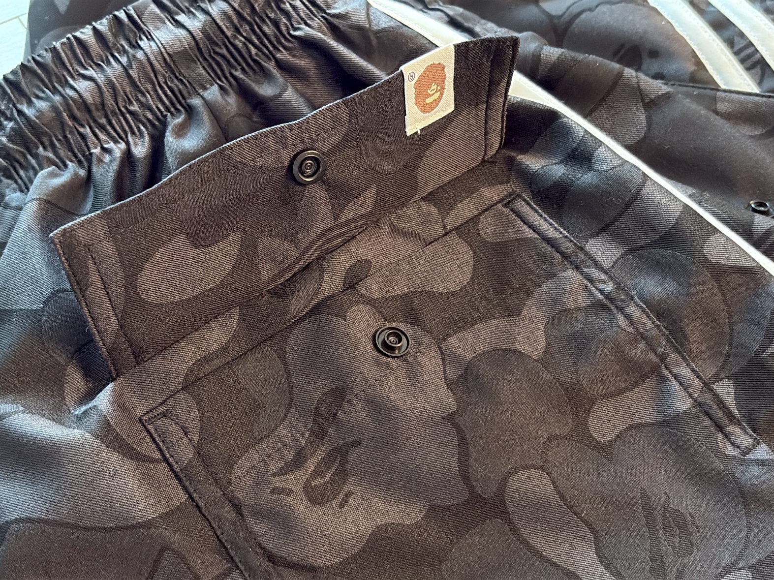 Adidas x BAPE Short Sleeve T-Shirt Earth Strata - KR Sizing, Adidas x BAPE Jacquard Pants Black - KR Sizing 착용 스타일 - 4