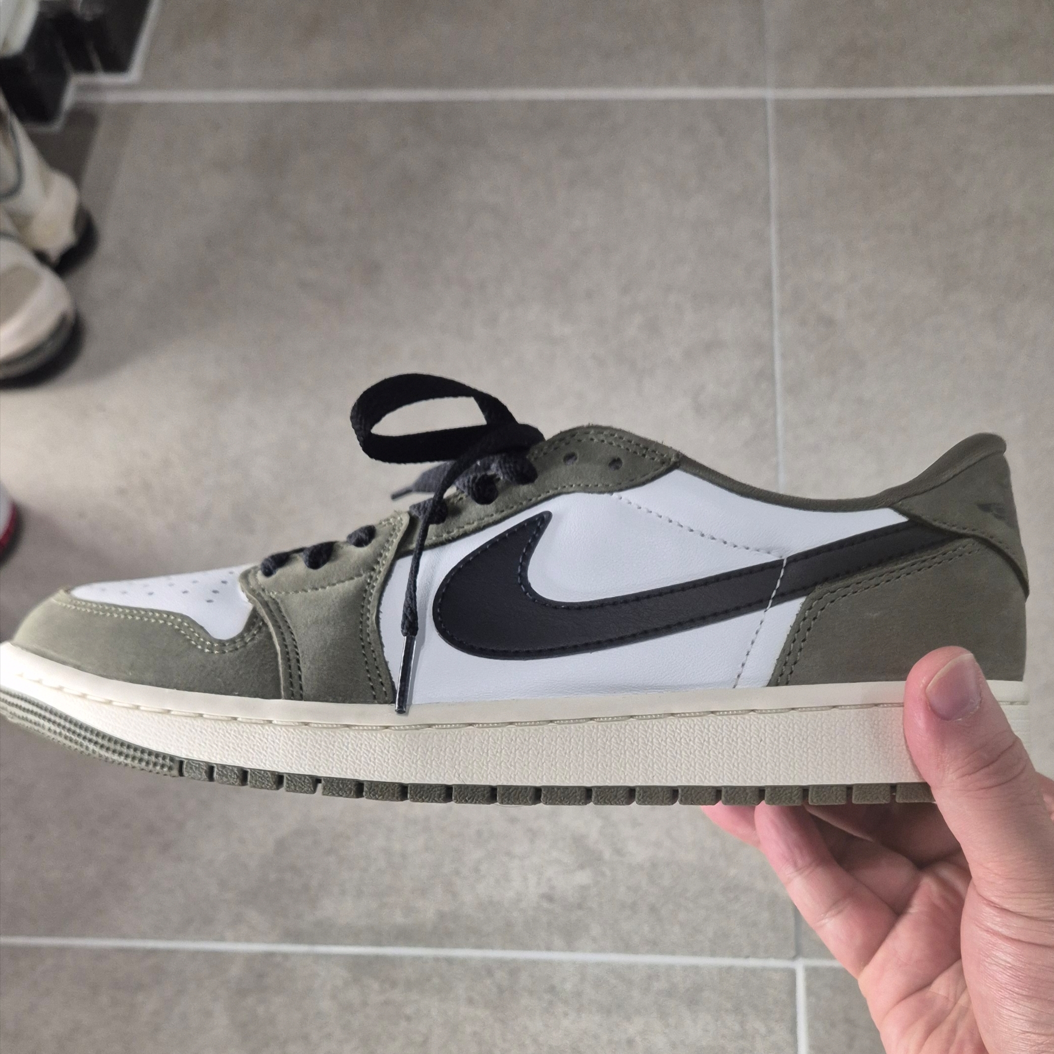 Jordan 1 Retro Low OG Medium Olive and Summit White 착용 스타일