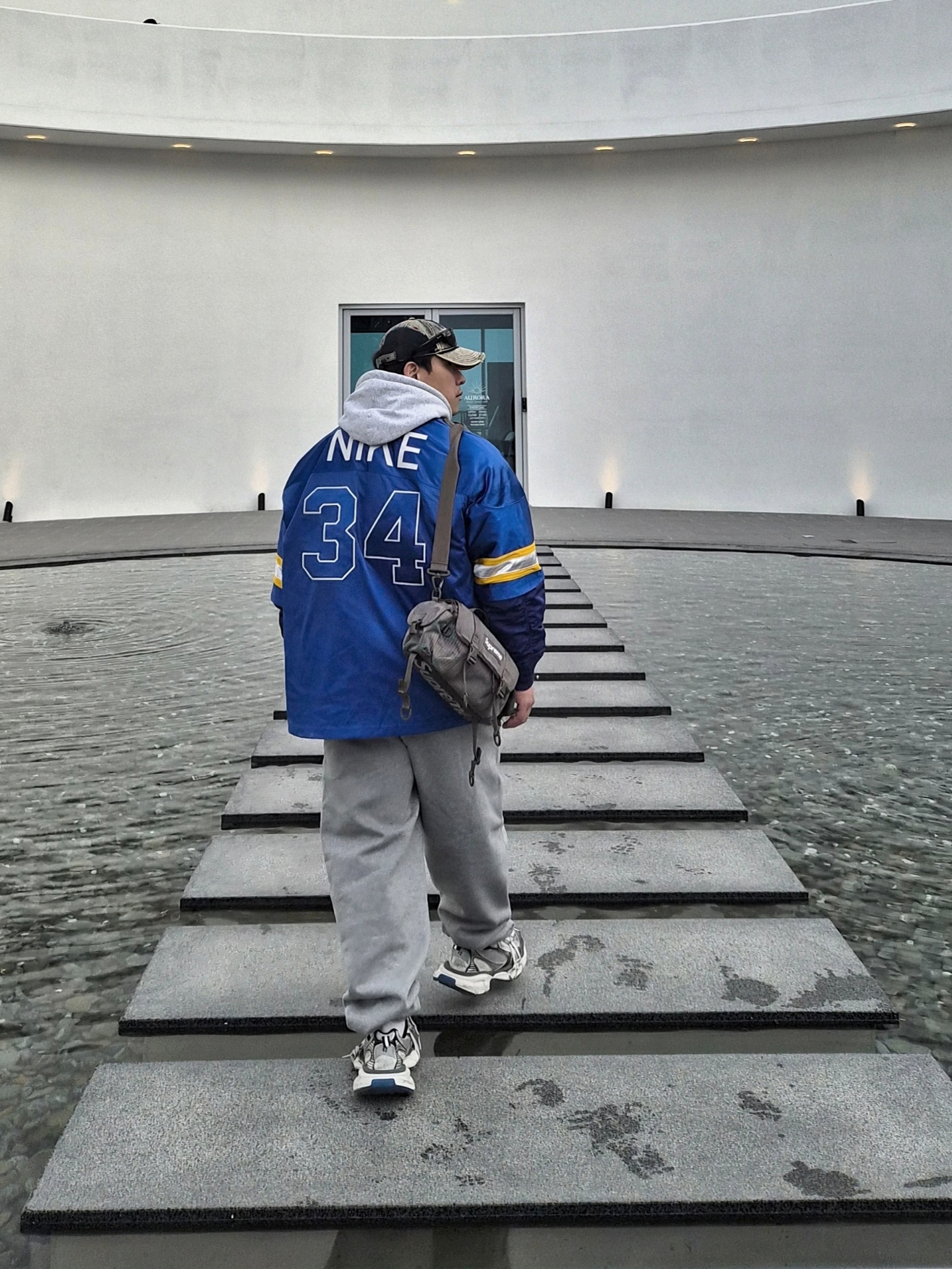 Diesel C-Seymon Treated Denim Baseball Cap Blue White, Ray-Ban Mega Balorama Blacked Out Collection Polished Black Frame Dark Grey Lenses High Bridge Fit 착용 스타일 - 3