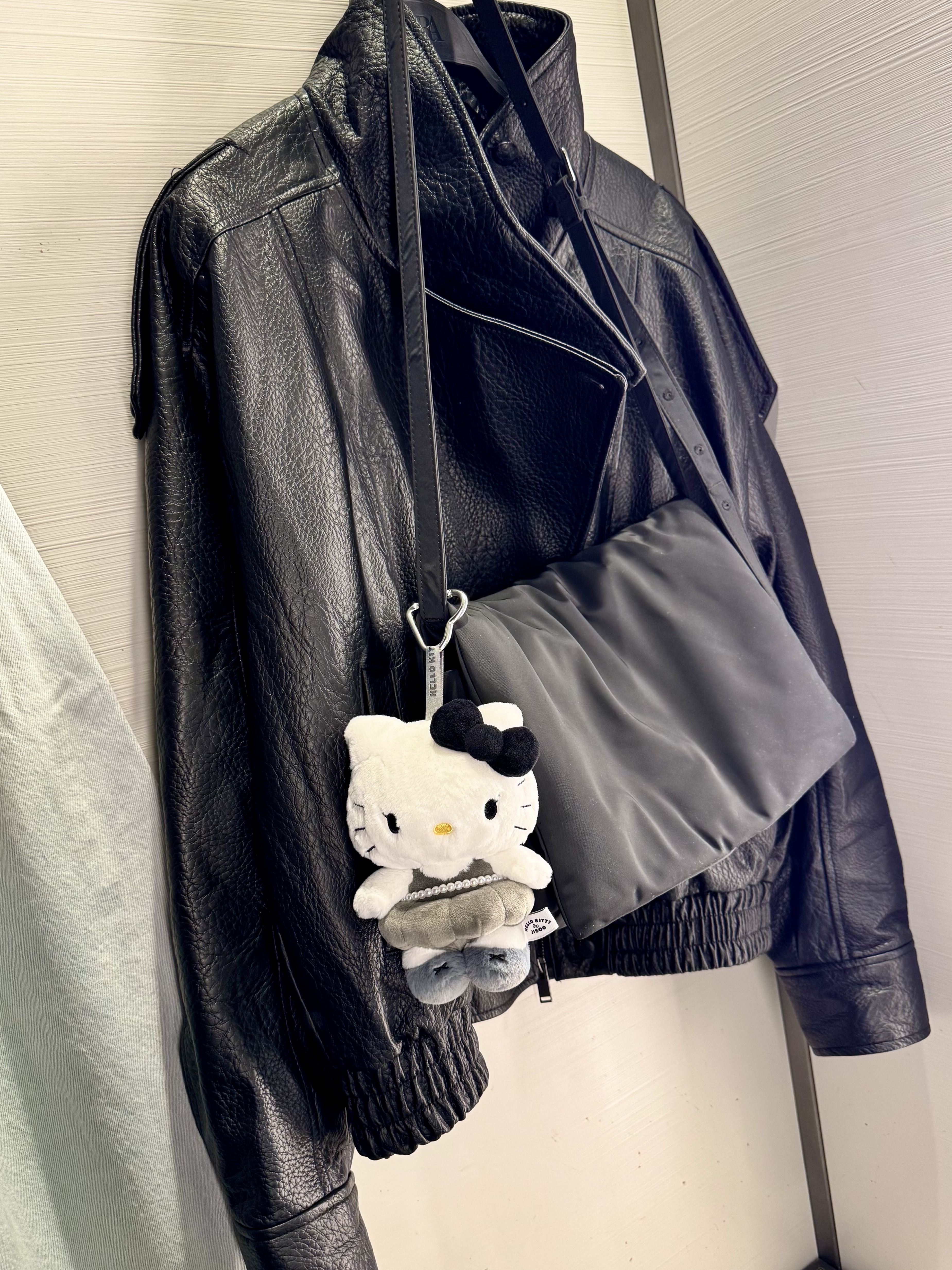 HELLO KITTY x JISOO Plush Keychain Black Gray (Opened Case), COS Tri-Fold Padded Crossbody Bag Black 착용 스타일 - 1