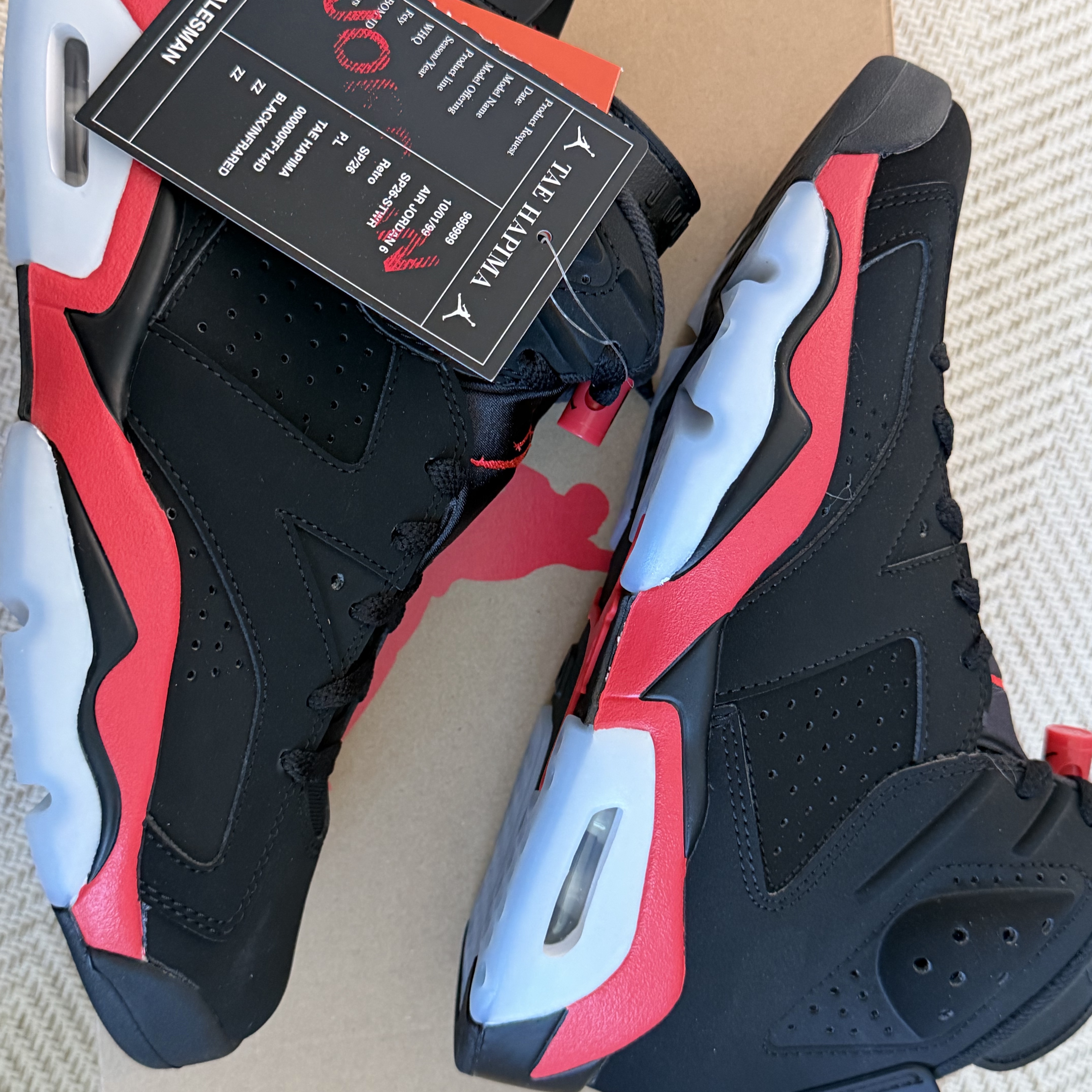 Jordan 6 Retro Infrared Salesman Black and Light Crimson 착용 스타일 - 2