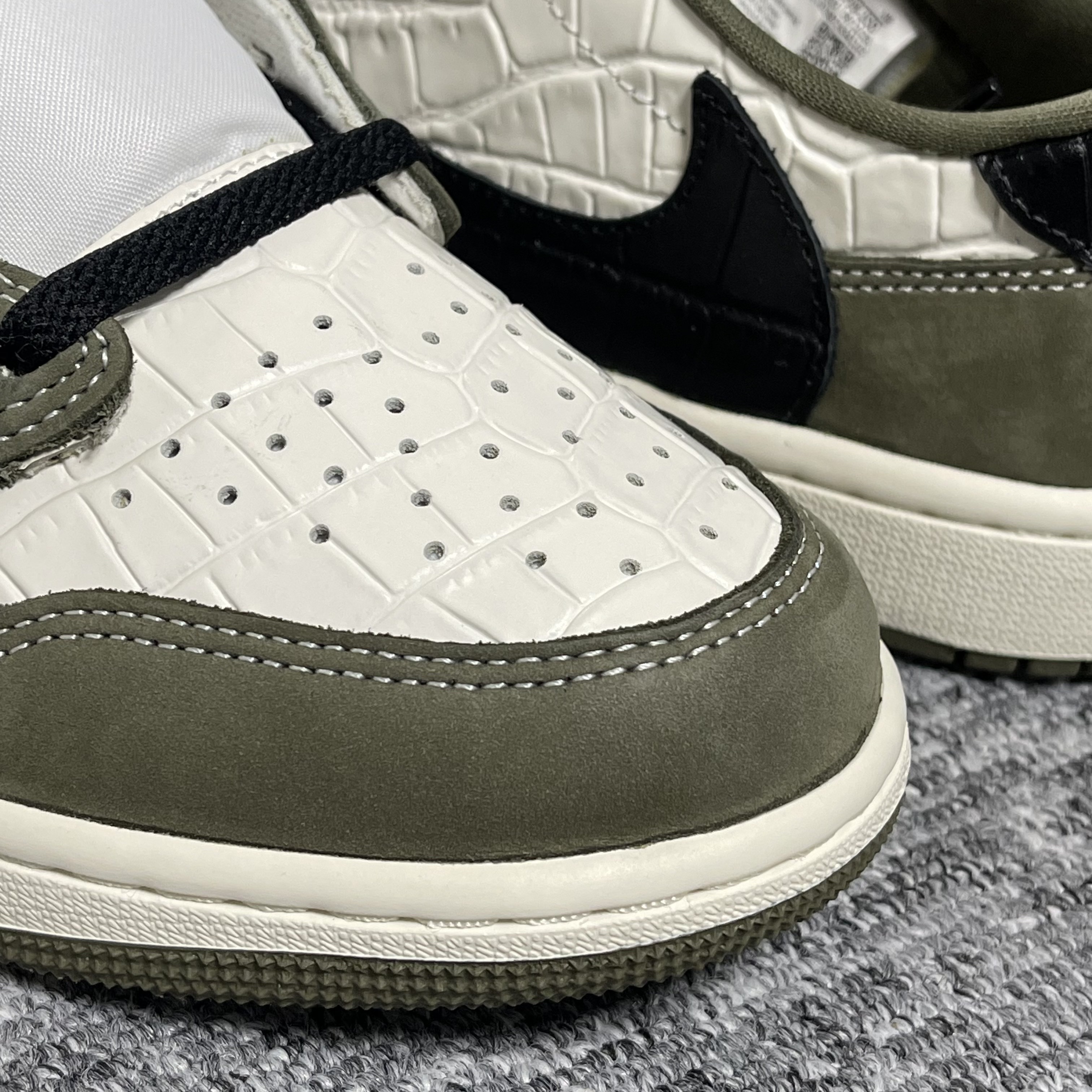 Jordan 1 Retro Low OG Medium Olive and Summit White 착용 스타일 - 3