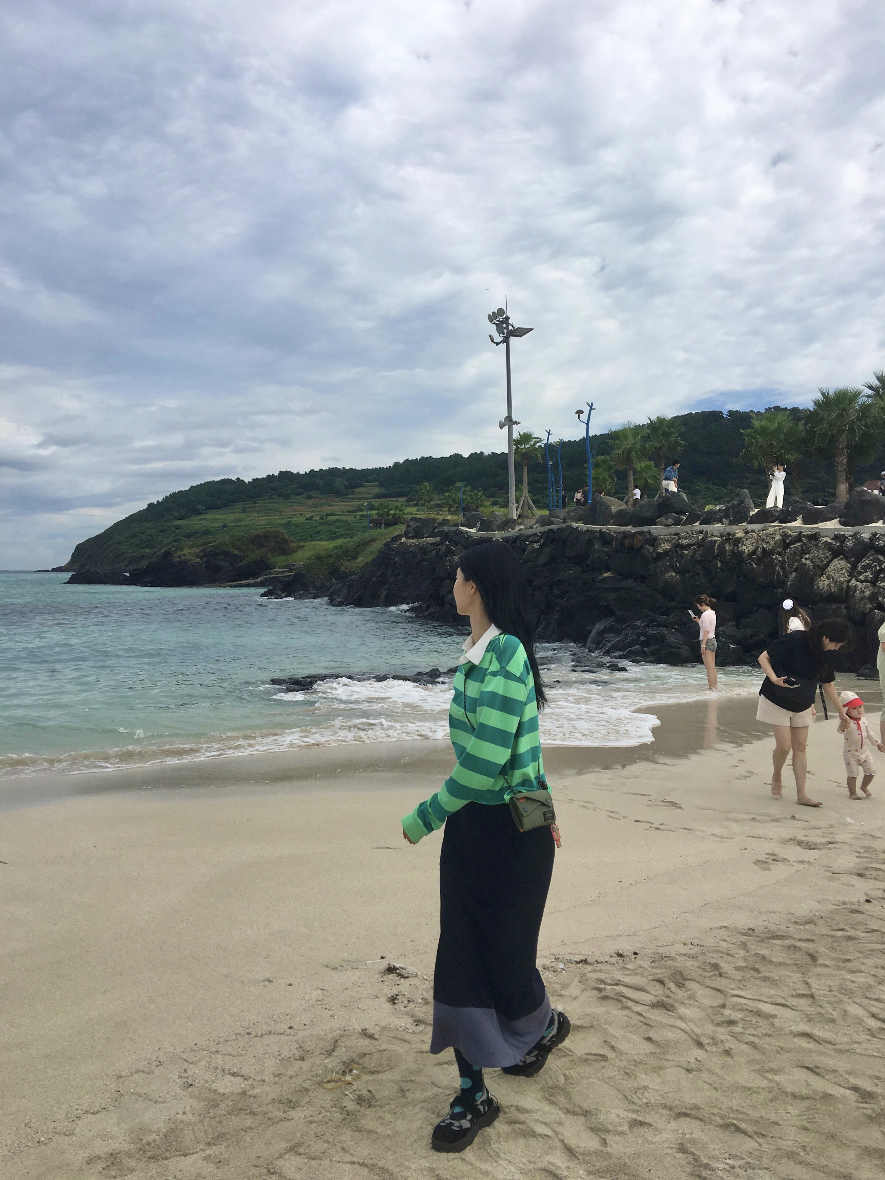 (W) Rockfishweatherwear x Glowny Bryn Velcro Sneakers Black 착용 스타일