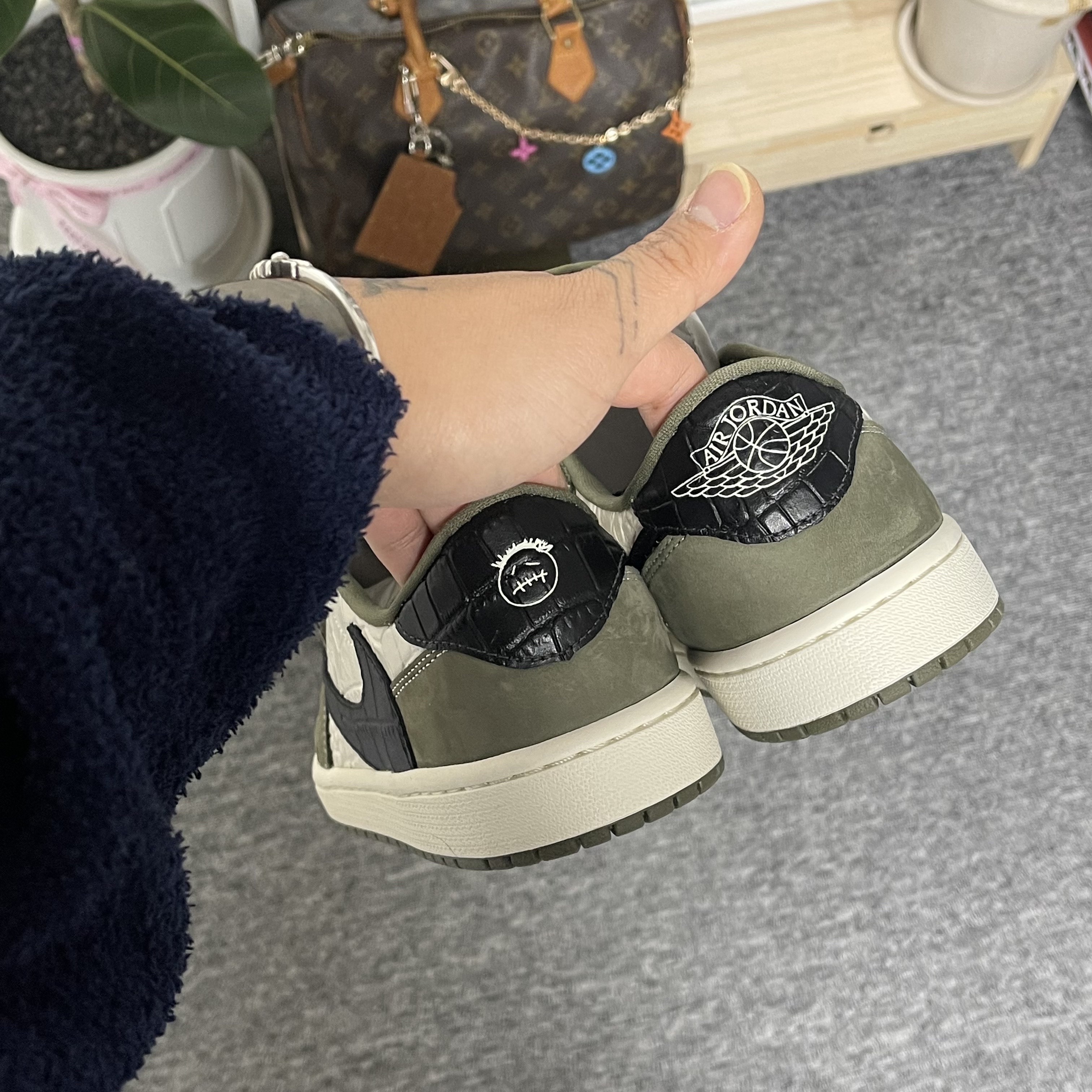 Jordan 1 Retro Low OG Medium Olive and Summit White 착용 스타일 - 2