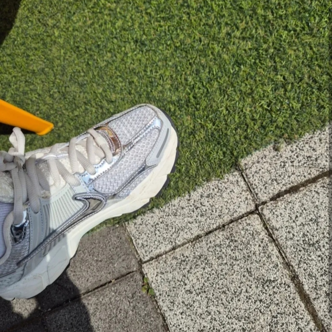 (W) Nike Zoom Vomero 5 Photon Dust and Metallic Silver 착용 스타일