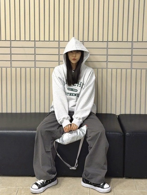 Supreme Small Waist Bag Silver - 22FW, Maison Mihara Yasuhiro Peterson OG Sole Canvas Low Sneakers Black 착용 스타일 - 2