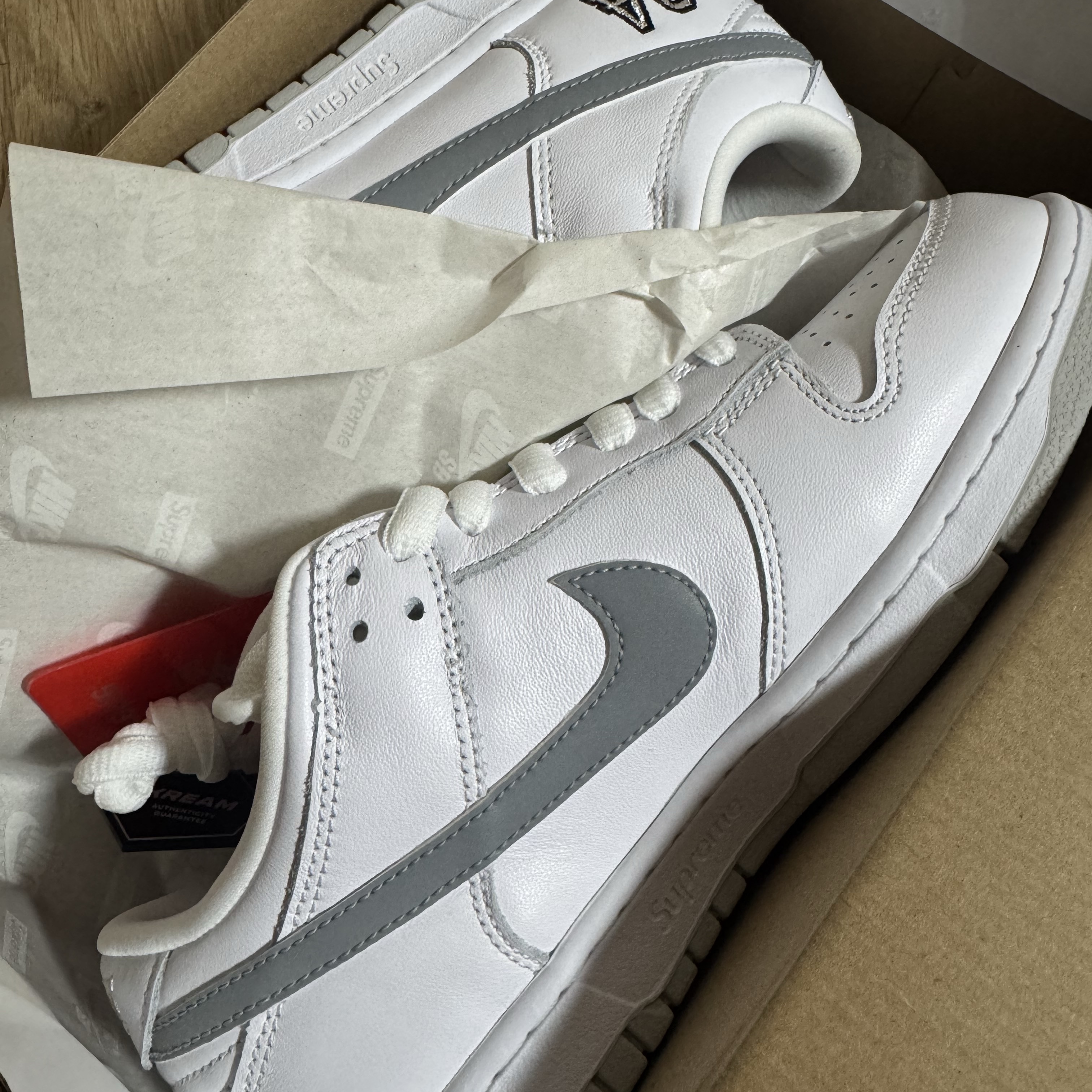 Nike x Supreme SB Dunk Low White 착용 스타일 - 3
