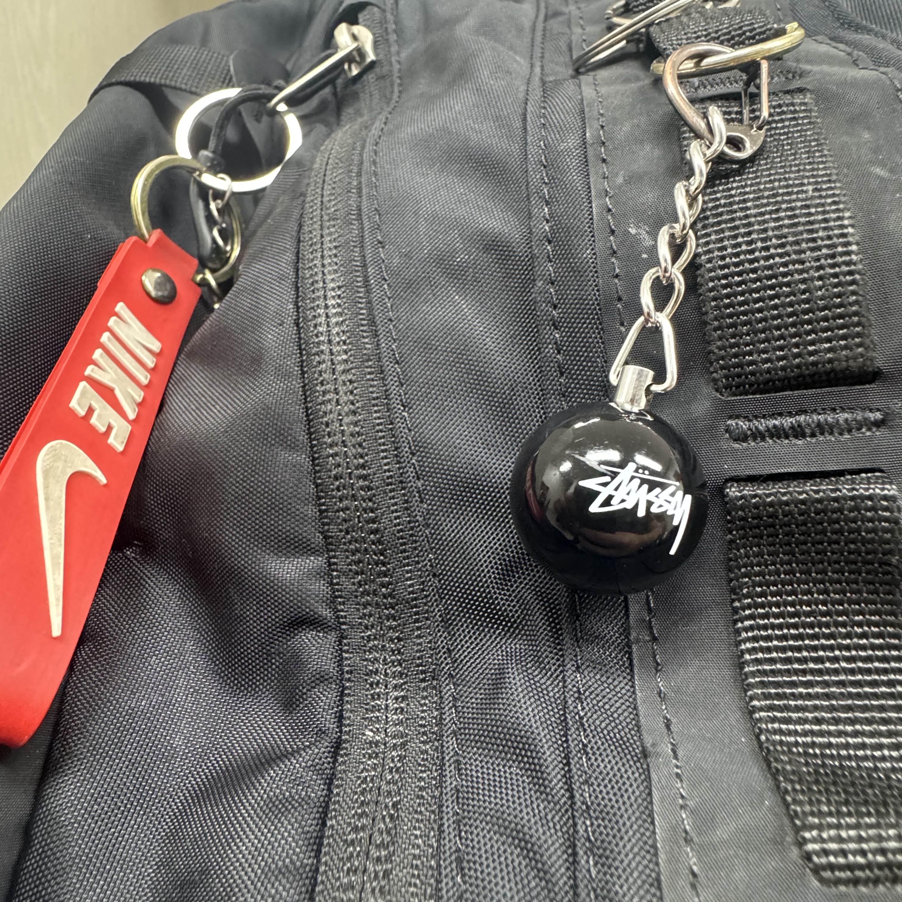 Stussy 8 Ball Keychain Black 착용 스타일