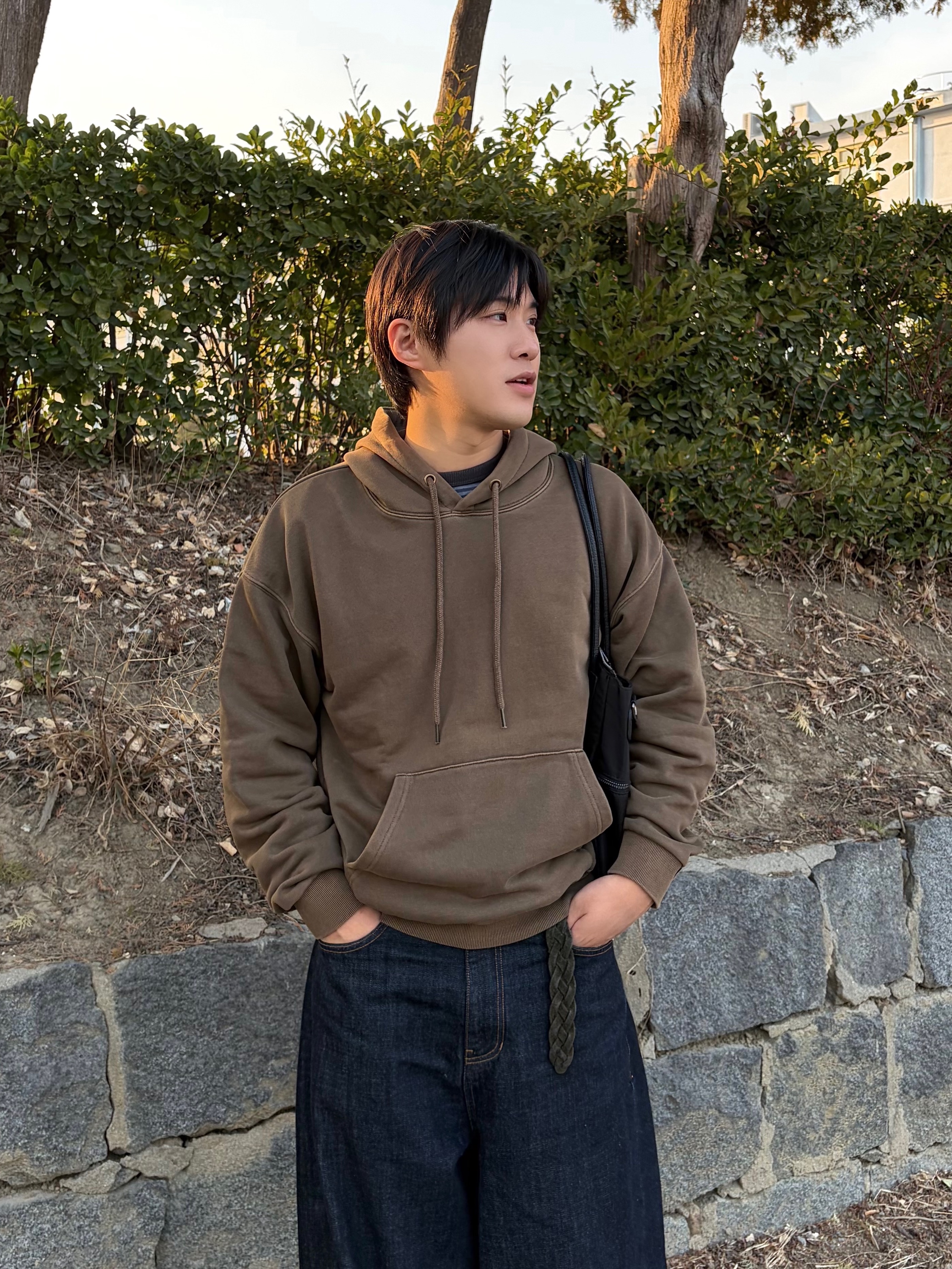 noun Wide Curved Denim Pants One Washed, MUCENT 4way Sigature Logo Tote Bag Black 착용 스타일 - 2