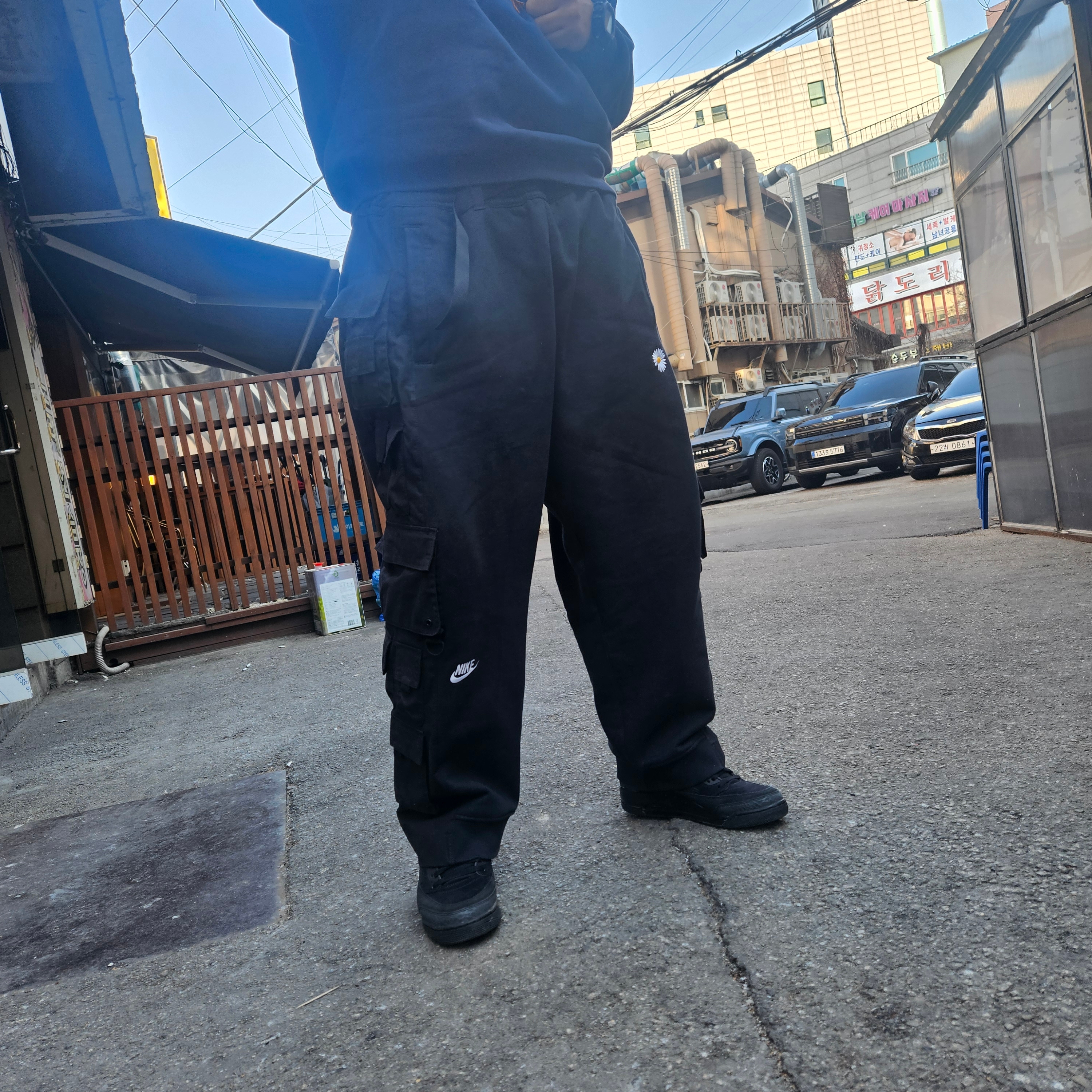 Nike x Peaceminusone Wide Pants Black (DR0096-010) 착용 스타일 - 1