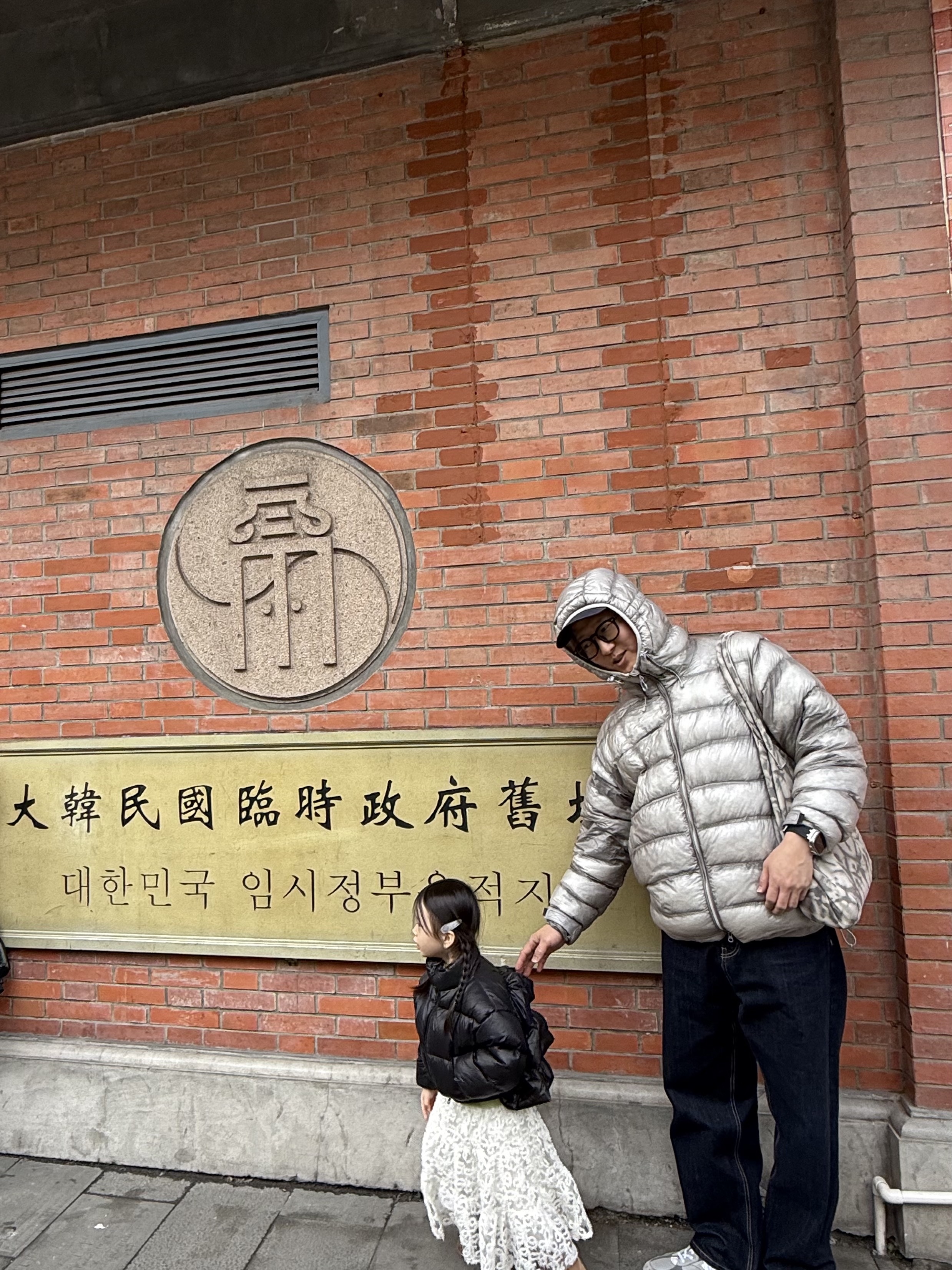 Salomon UNI Cross Insulation Jacket Light Grey, Alo Yoga Iconic Shopper Tote Bag Grey Tiedye 착용 스타일 - 1