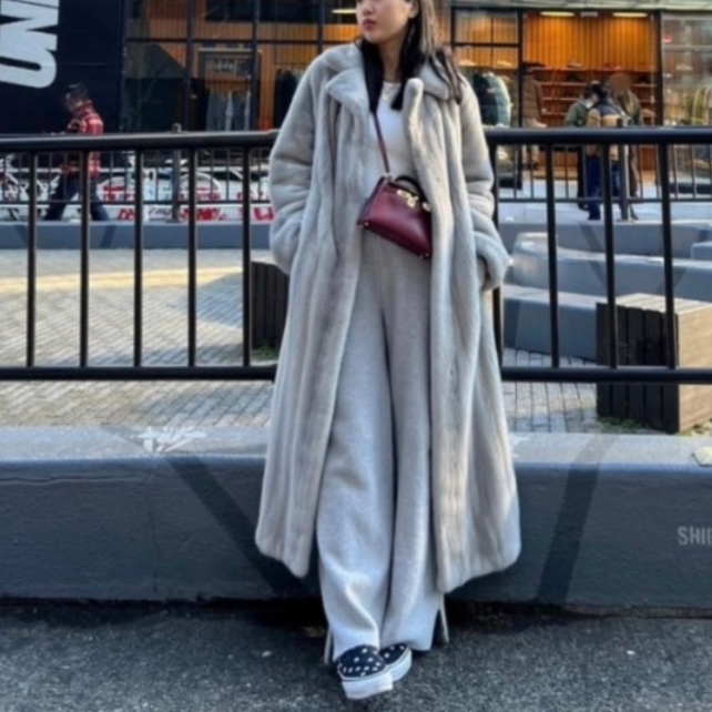 (W) Arket Faux Fur Coat Grey 착용 스타일