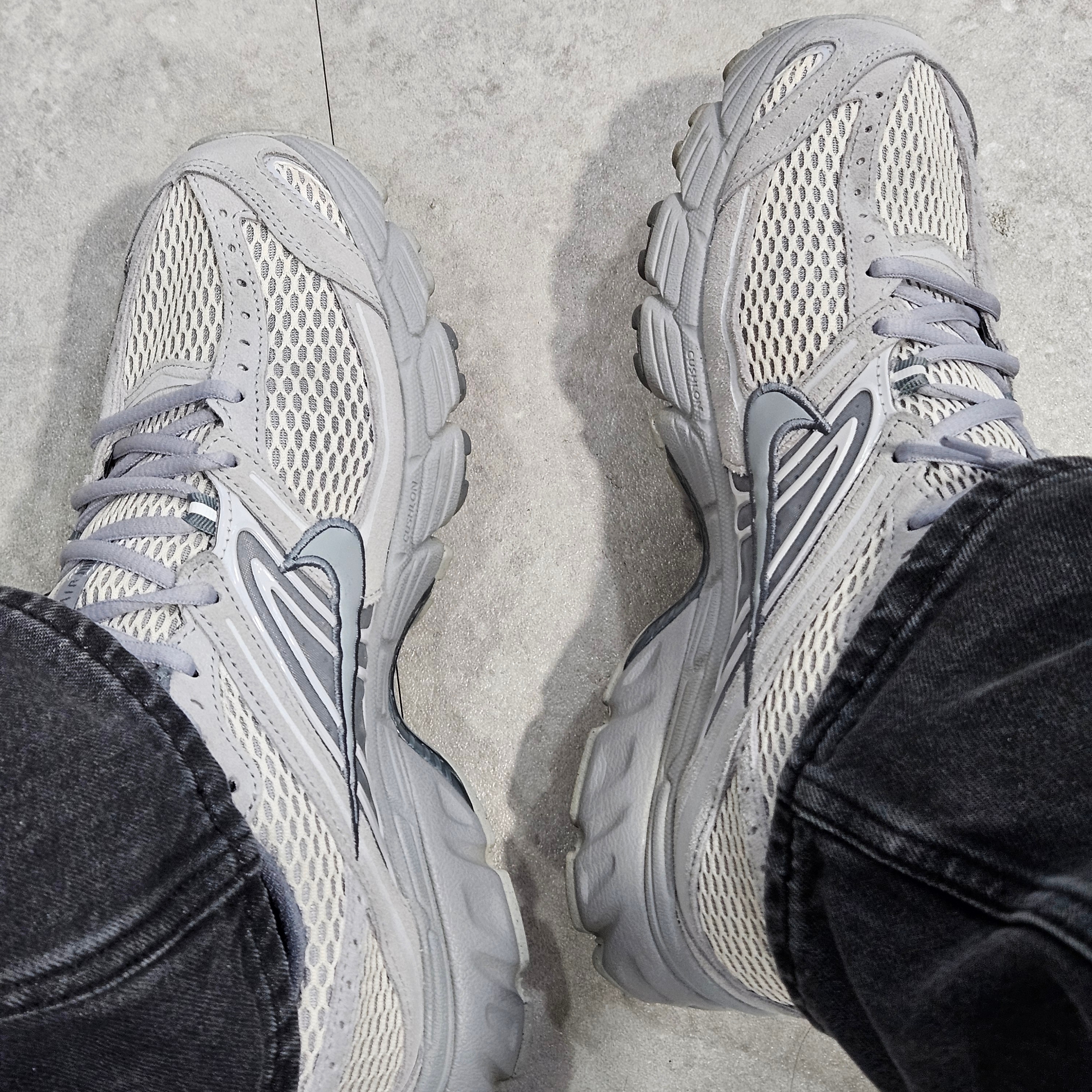 Nike Air Max Moto 2K Wolf Grey Vast Grey 착용 스타일 - 1