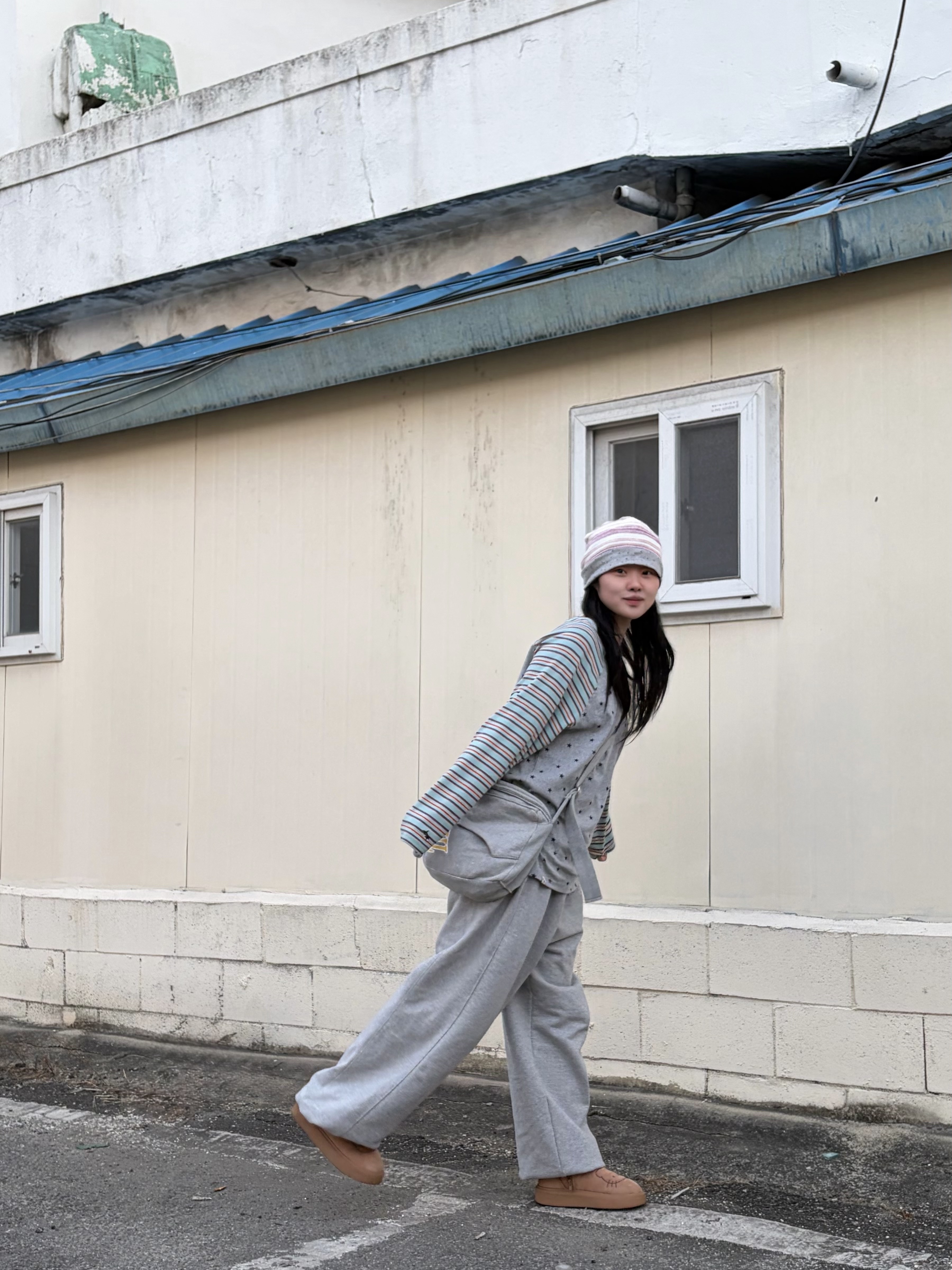 CAVISH Twin Star Striped Beanie Pink, CAVISH Striped Star Raglan LS Tee Grey 착용 스타일 - 2
