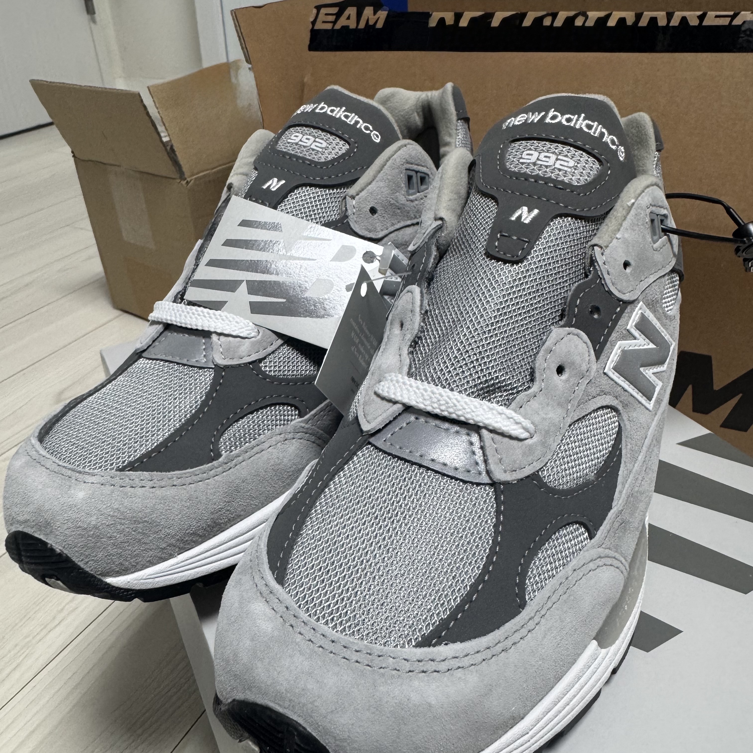 New Balance 992 Made in USA Core Grey Silver Metallic 착용 스타일