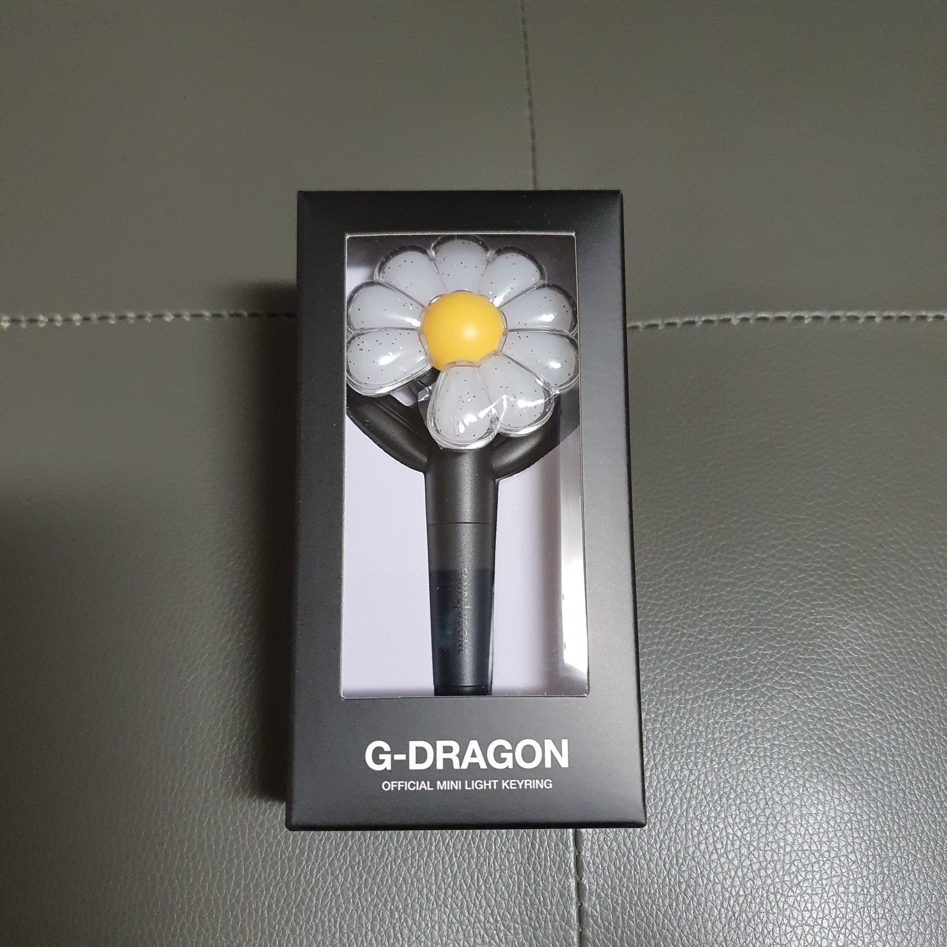 G-DRAGON Ubermensch Official Mini Light Keyring 착용 스타일