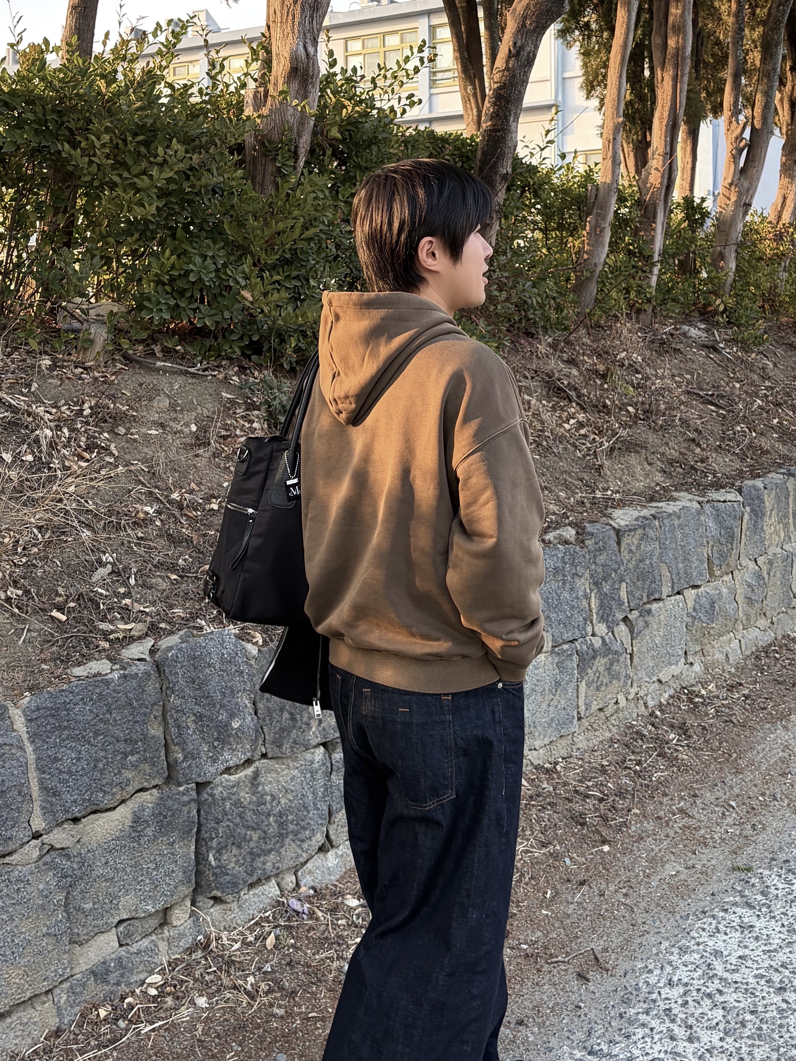 noun Wide Curved Denim Pants One Washed, MUCENT 4way Sigature Logo Tote Bag Black 착용 스타일 - 5