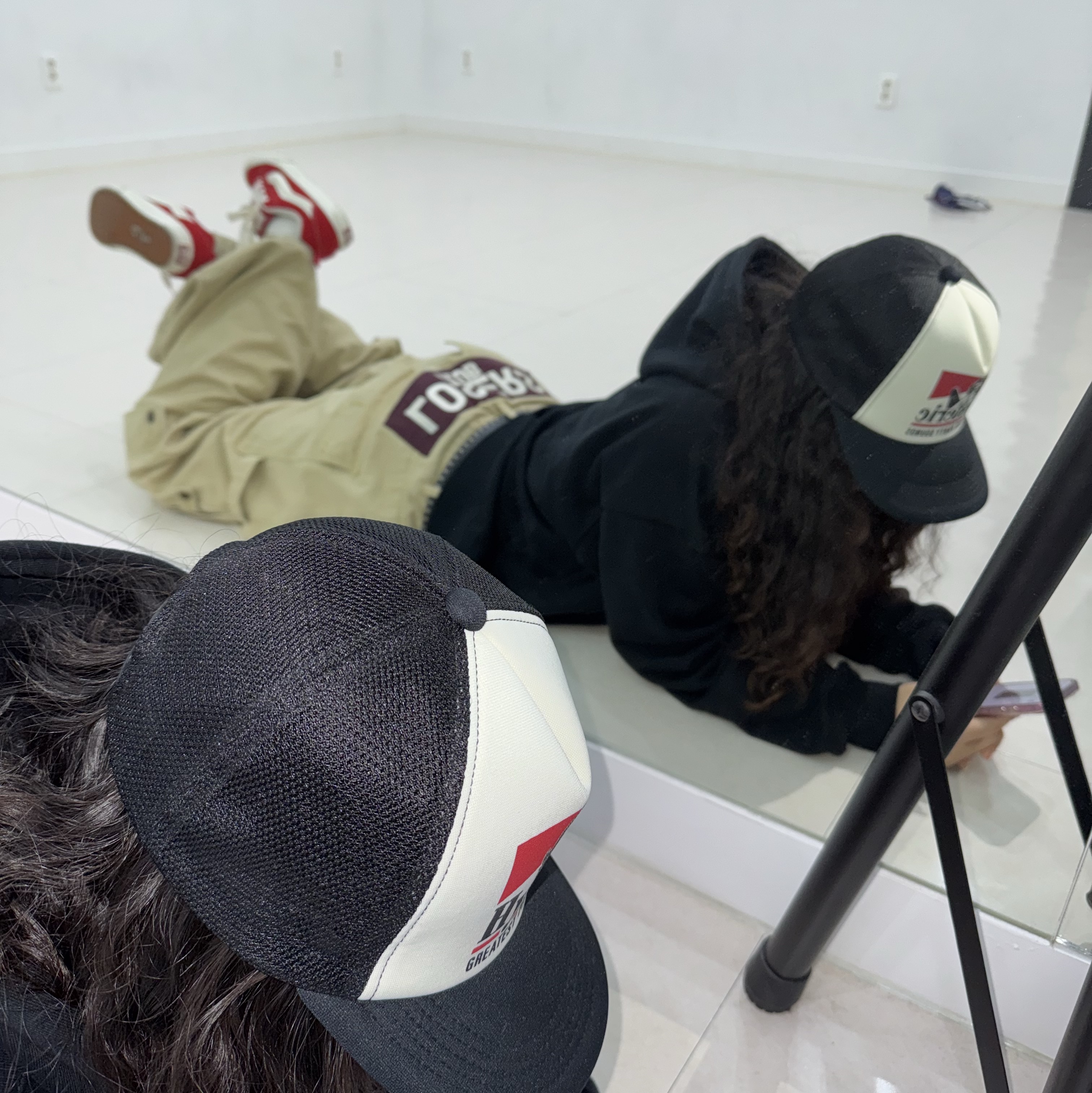 Hysteric Glamour Guitar Girl Mesh Cap Black, Vans Knu Skool Red 착용 스타일 - 1
