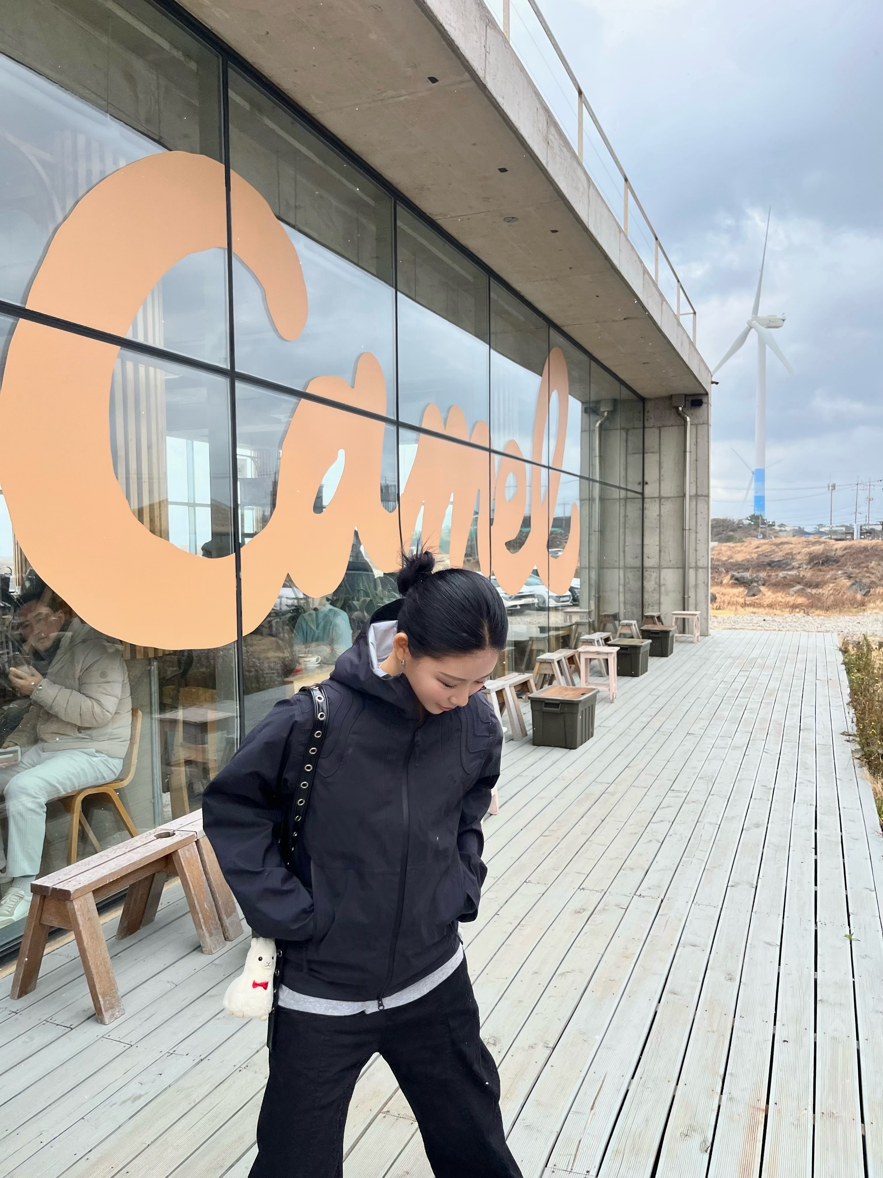 Sansan Gear Alea Shell Jacket Black, (W) On Running Cloud 5 All Black 착용 스타일 - 3