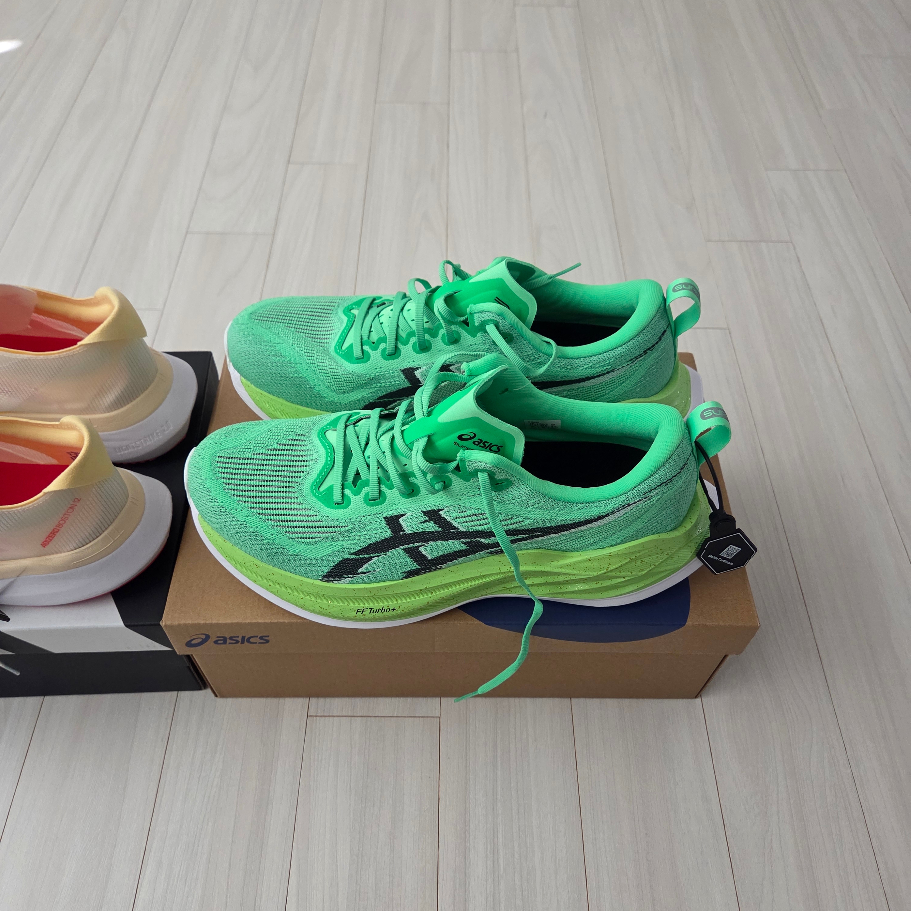 Asics Superblast 2 Ekiden Vital Green Black 착용 스타일