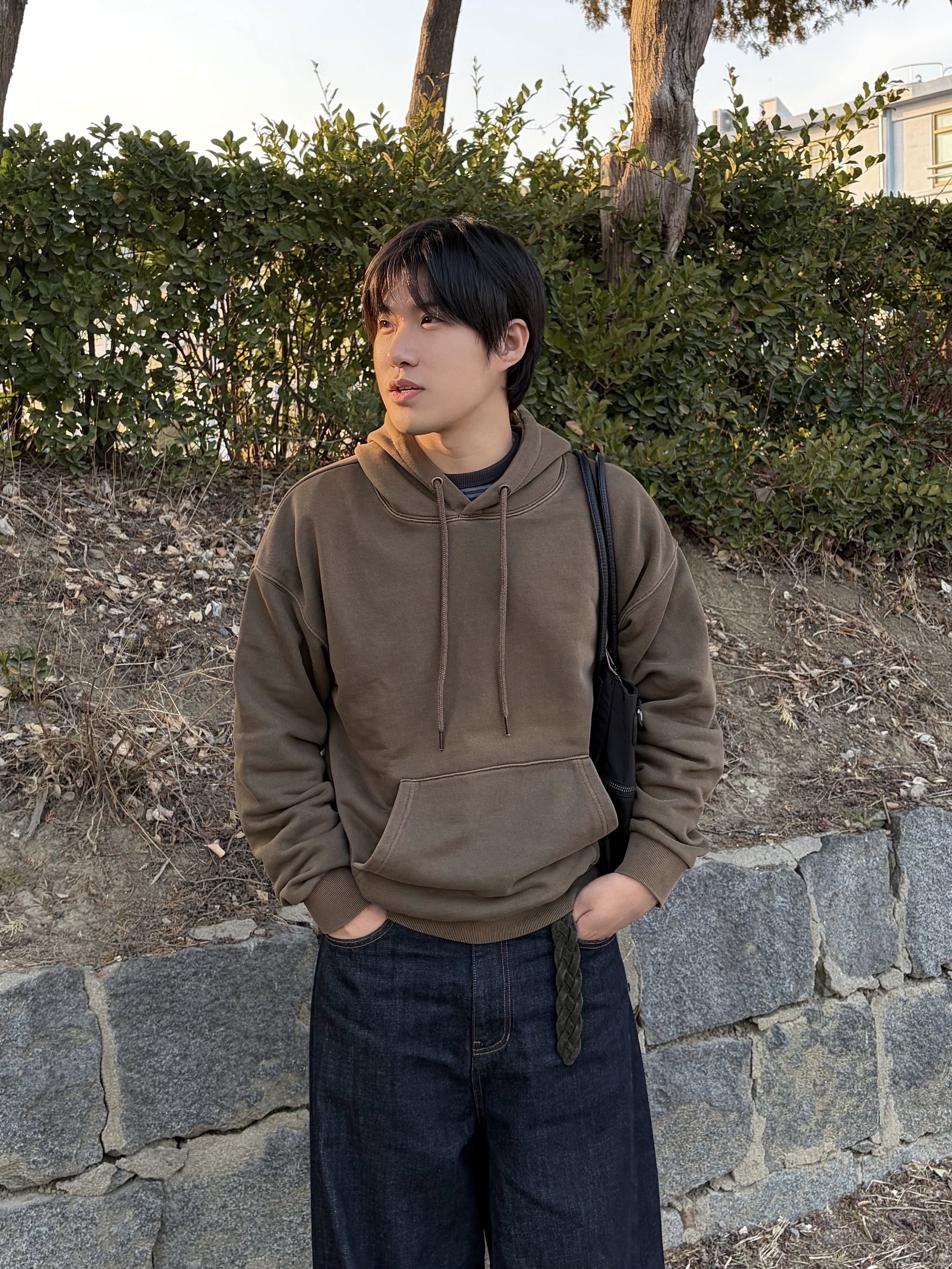 noun Wide Curved Denim Pants One Washed, MUCENT 4way Sigature Logo Tote Bag Black 착용 스타일 - 1