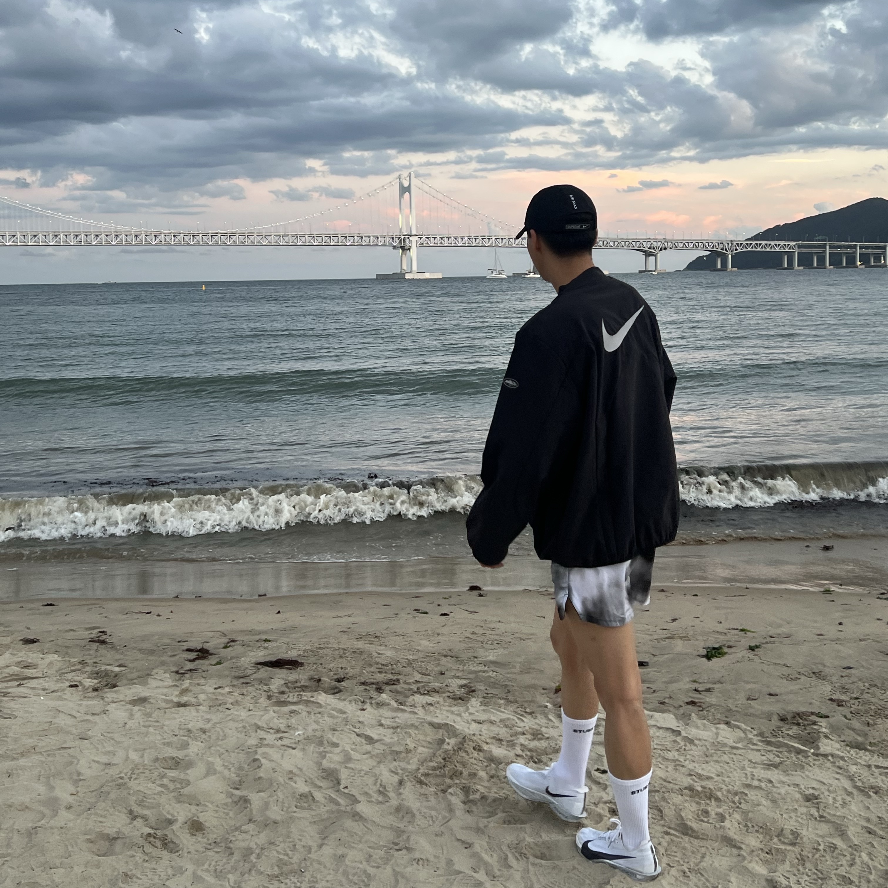 Nike x Stussy Everyday Plus Cushioned Crew Socks White (3 Pack), Supreme x Nike Running Hat Black - 25SS 착용 스타일 - 5