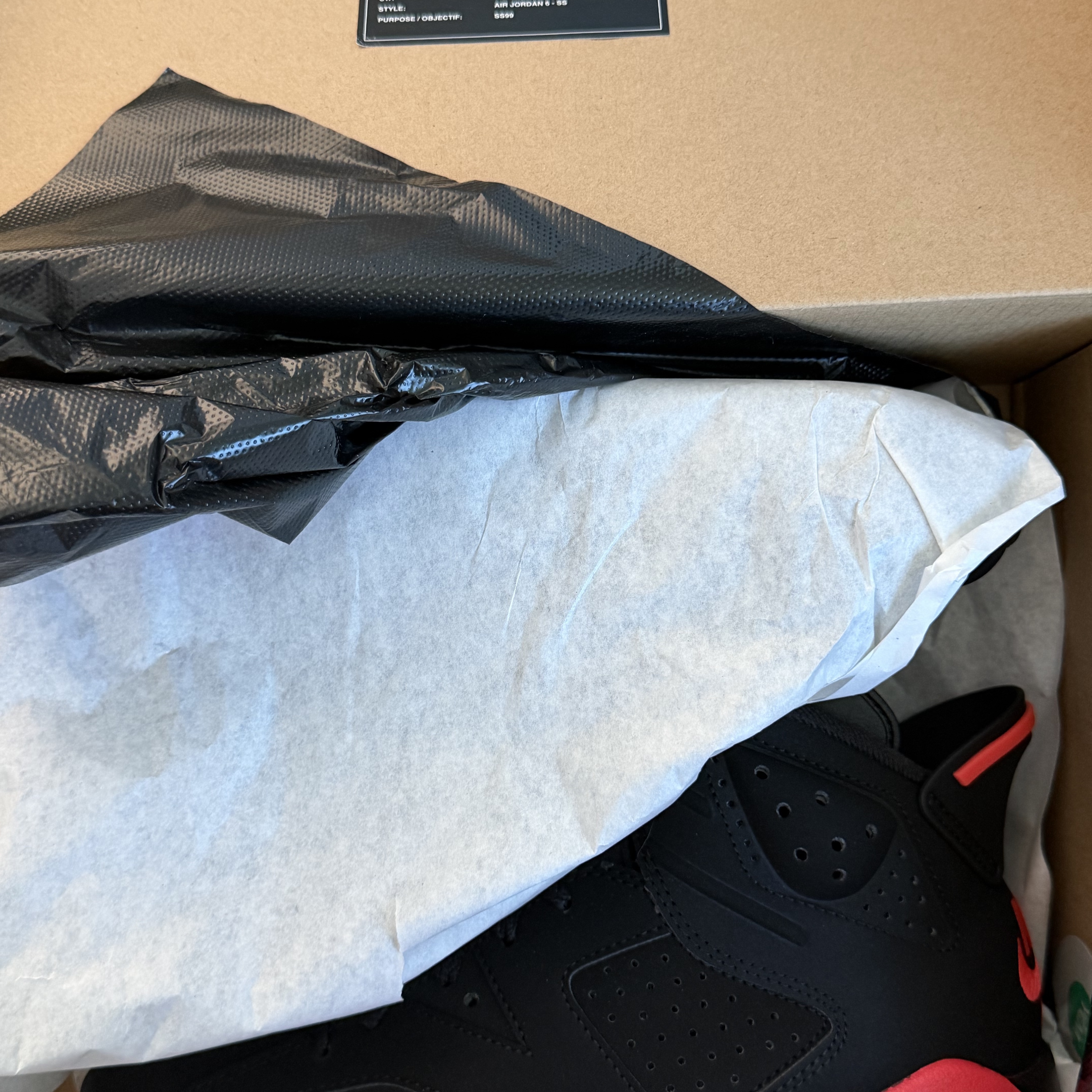 Jordan 6 Retro Infrared Salesman Black and Light Crimson 착용 스타일 - 1