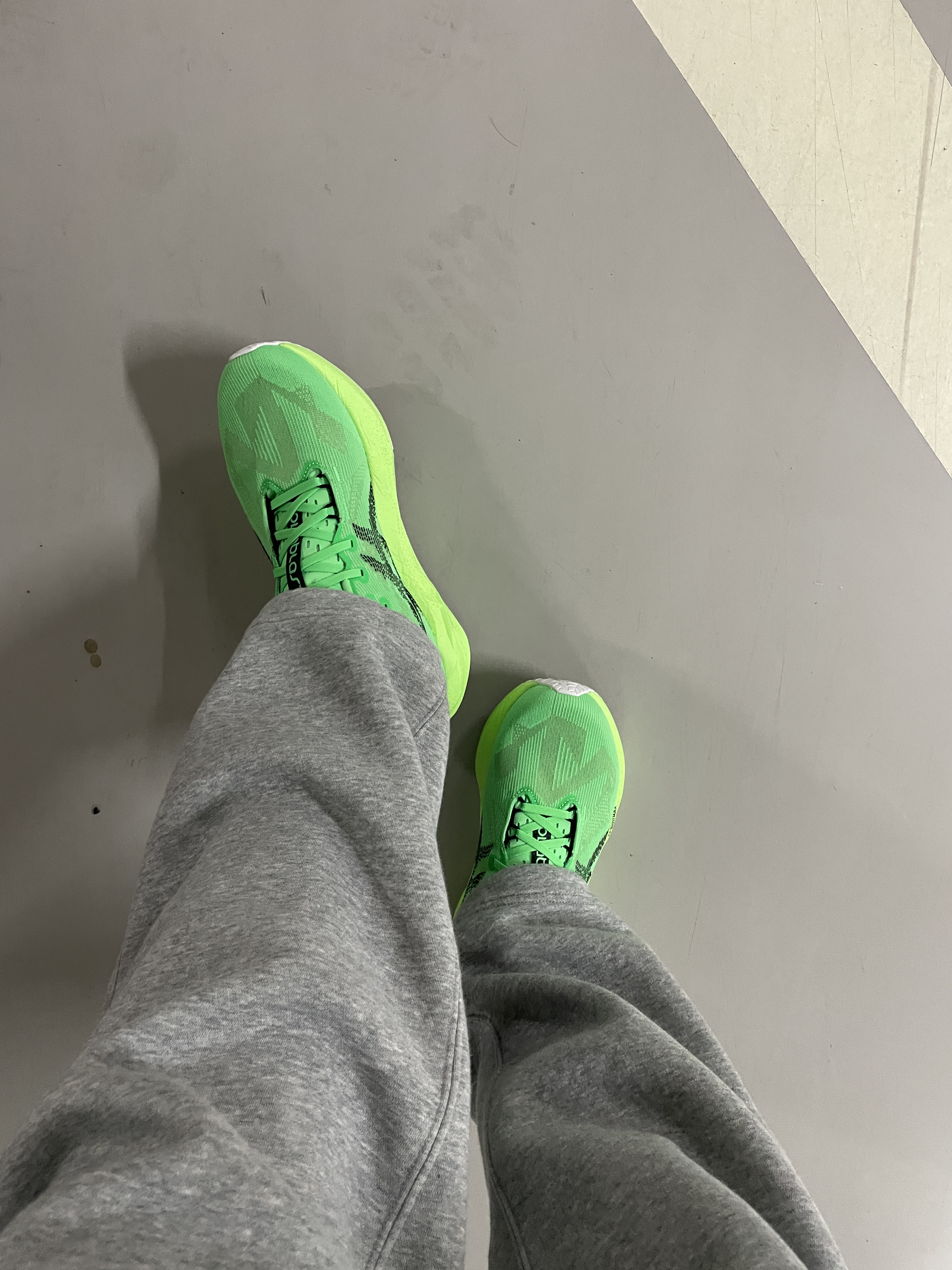 Asics Novablast 5 Ekiden Vital Green Black 착용 스타일 - 1