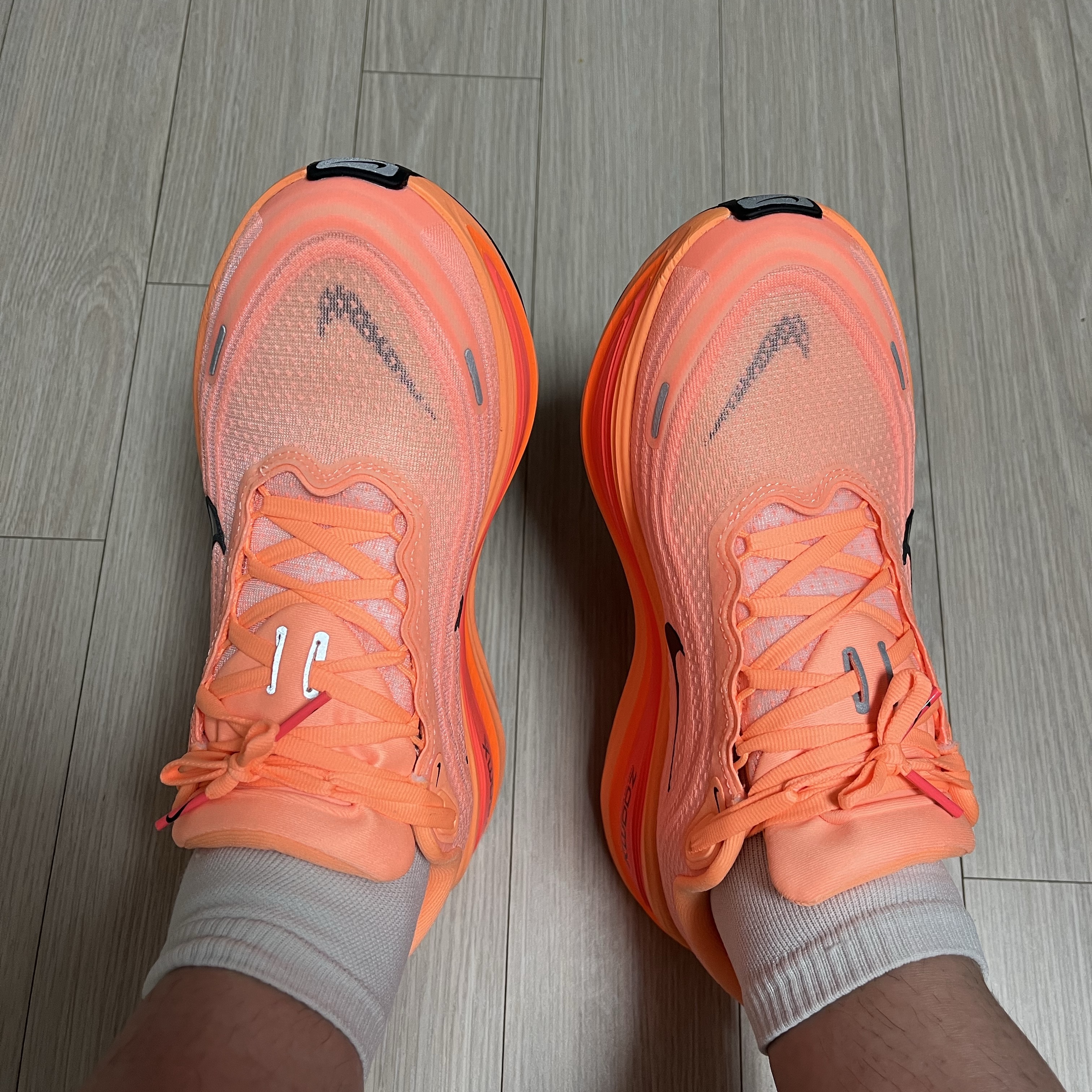 Nike Vomero Plus Orange Pulse Hot Lava 착용 스타일