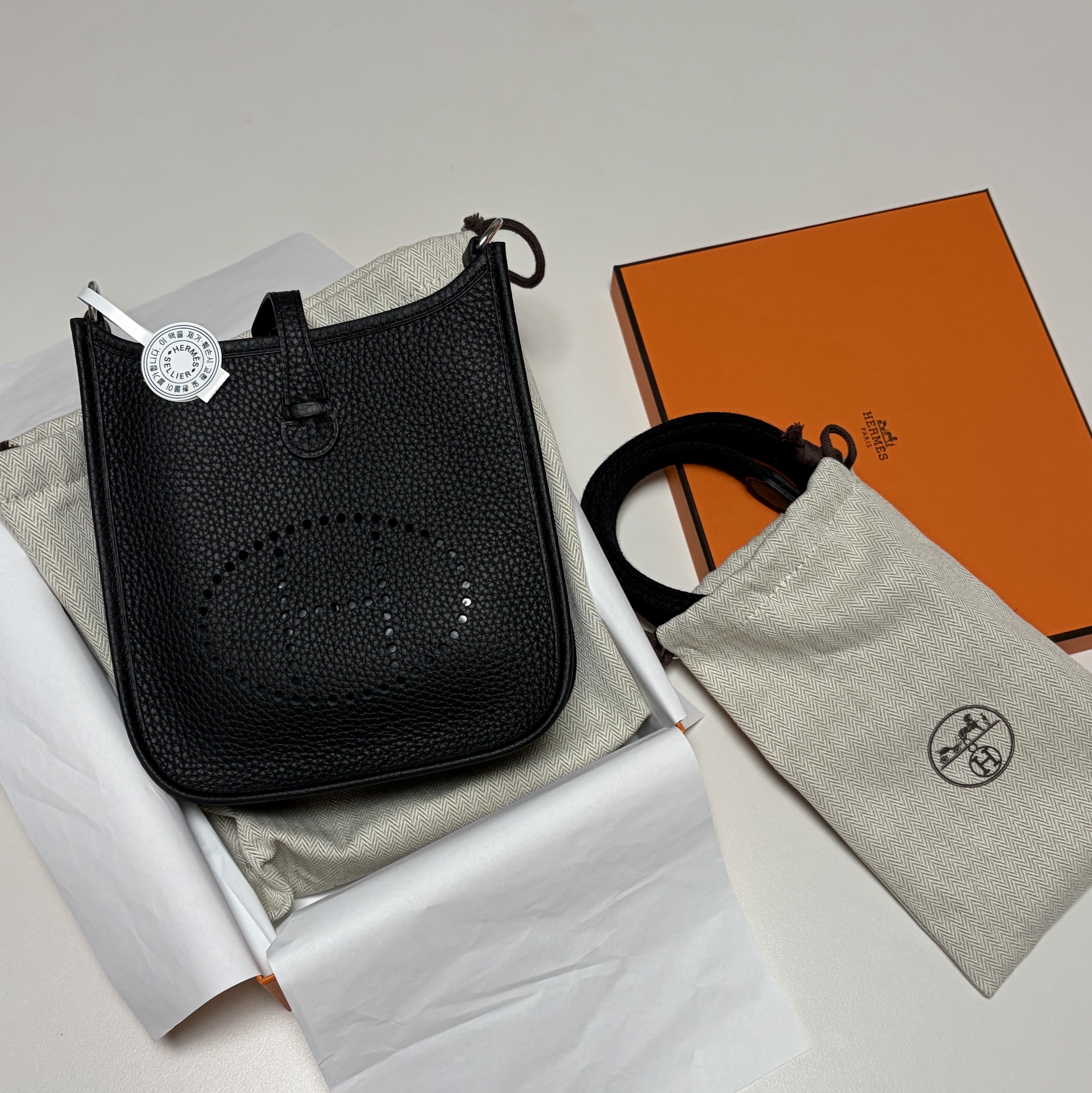 Hermes Evelyne 16 Amazone Bag Clemence & Palladium Noir 착용 스타일