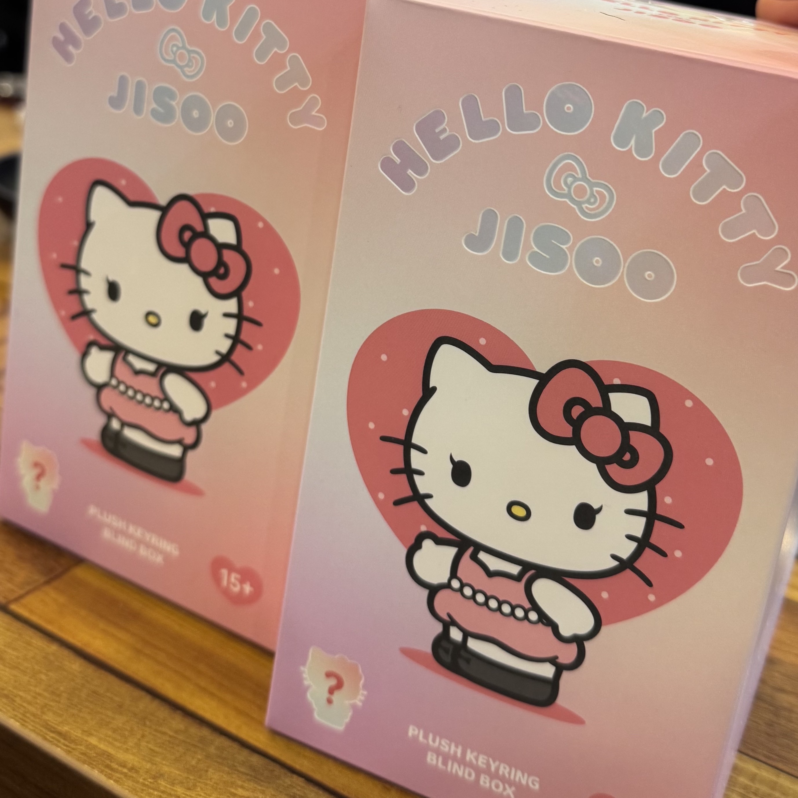 HELLO KITTY x JISOO Random Plush Keychain (1 Blind Box), Gucci Ophidia Mini Backpack Beige Ebony 착용 스타일 - 2