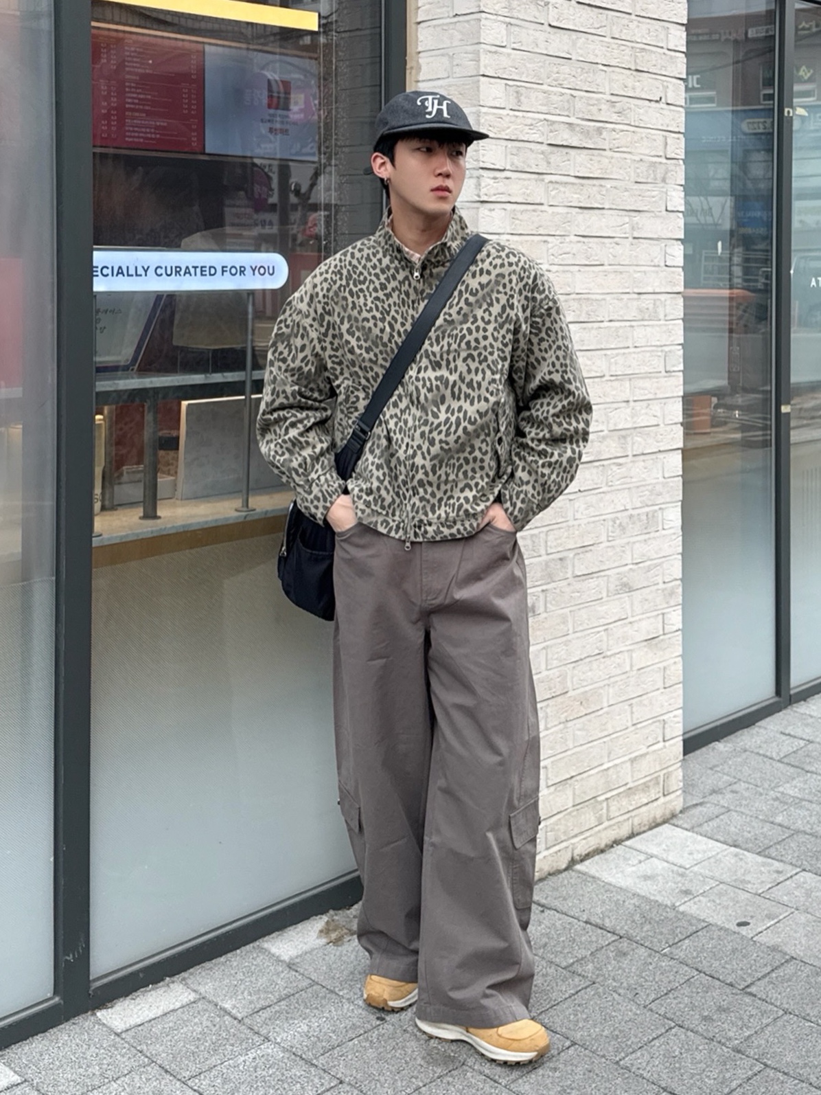 QT8 GARMENTS Washed Leopard Harrington Jacket Beige 착용 스타일 - 4
