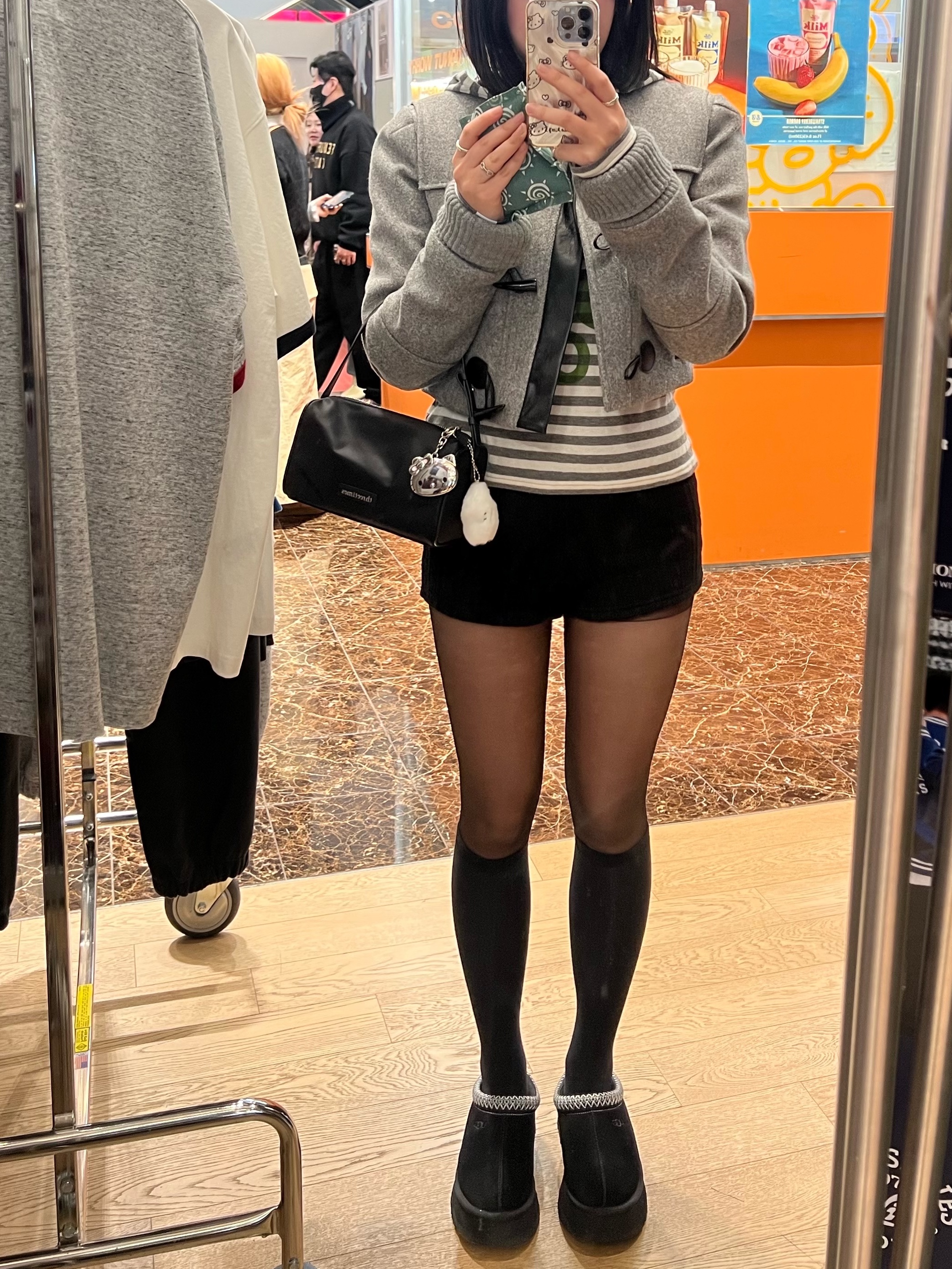 [KREAM 단독] Safarispot 1/2 Ticketing Stripe Border Hoodie Gray, (W) UGG Tazz II Black 착용 스타일 - 2